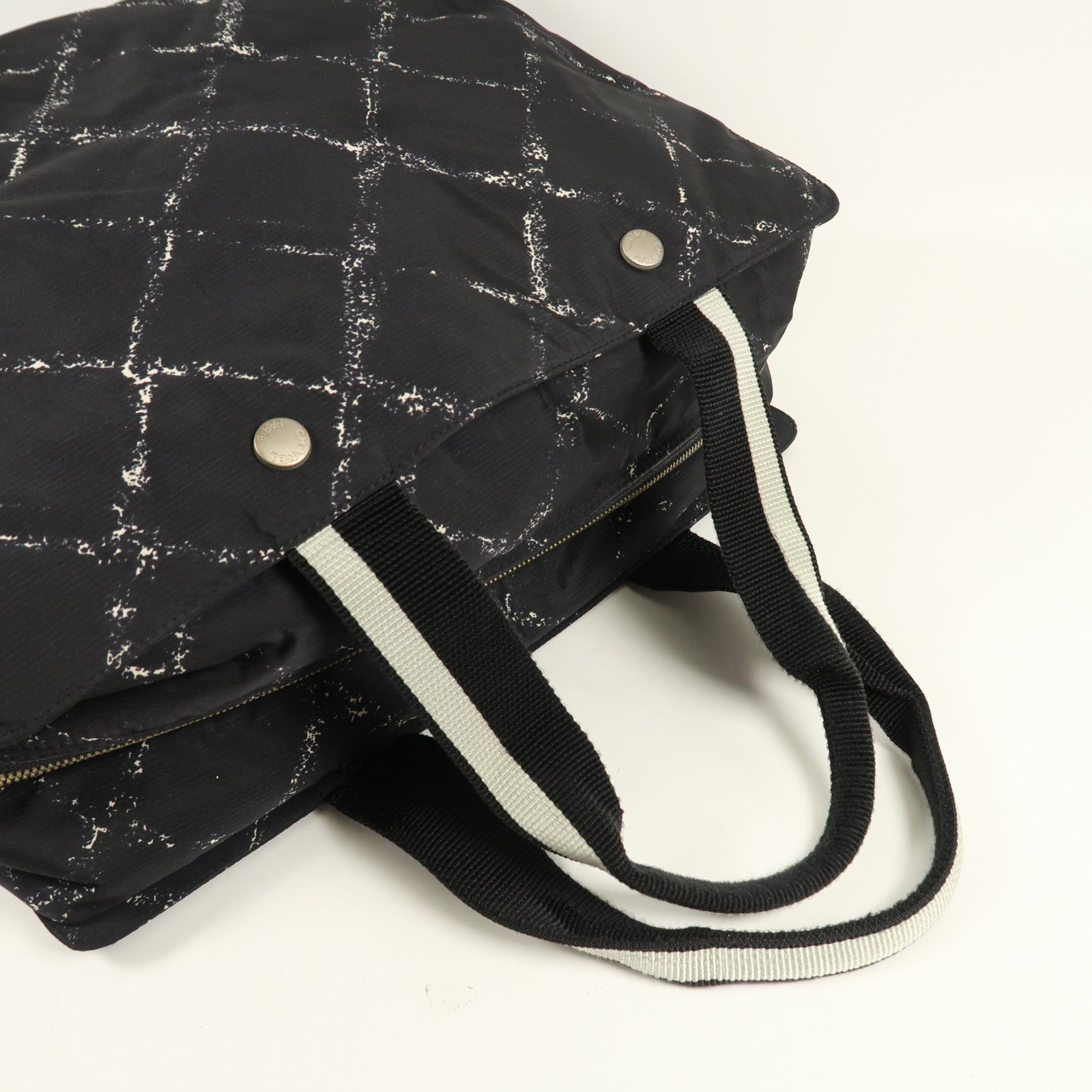 CHANEL 尼龍Travel Line Handbag銀扣手挽袋