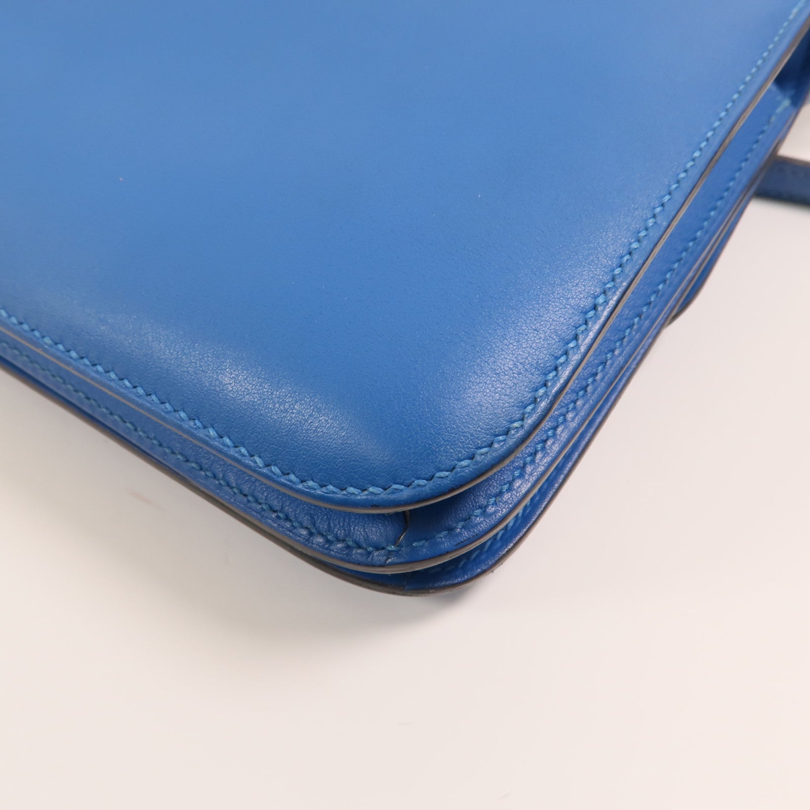 HERMES Swift皮革Constance Mini金扣肩背袋Bleu Izmir