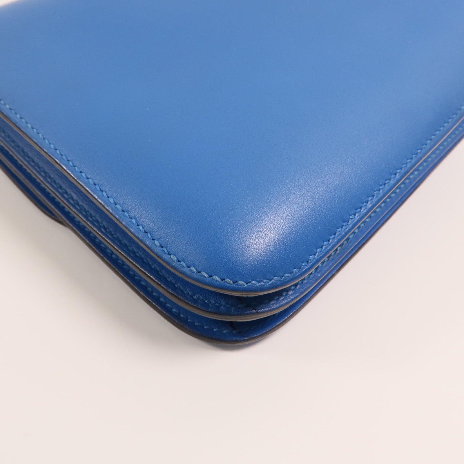 HERMES Swift皮革Constance Mini金扣肩背袋Bleu Izmir