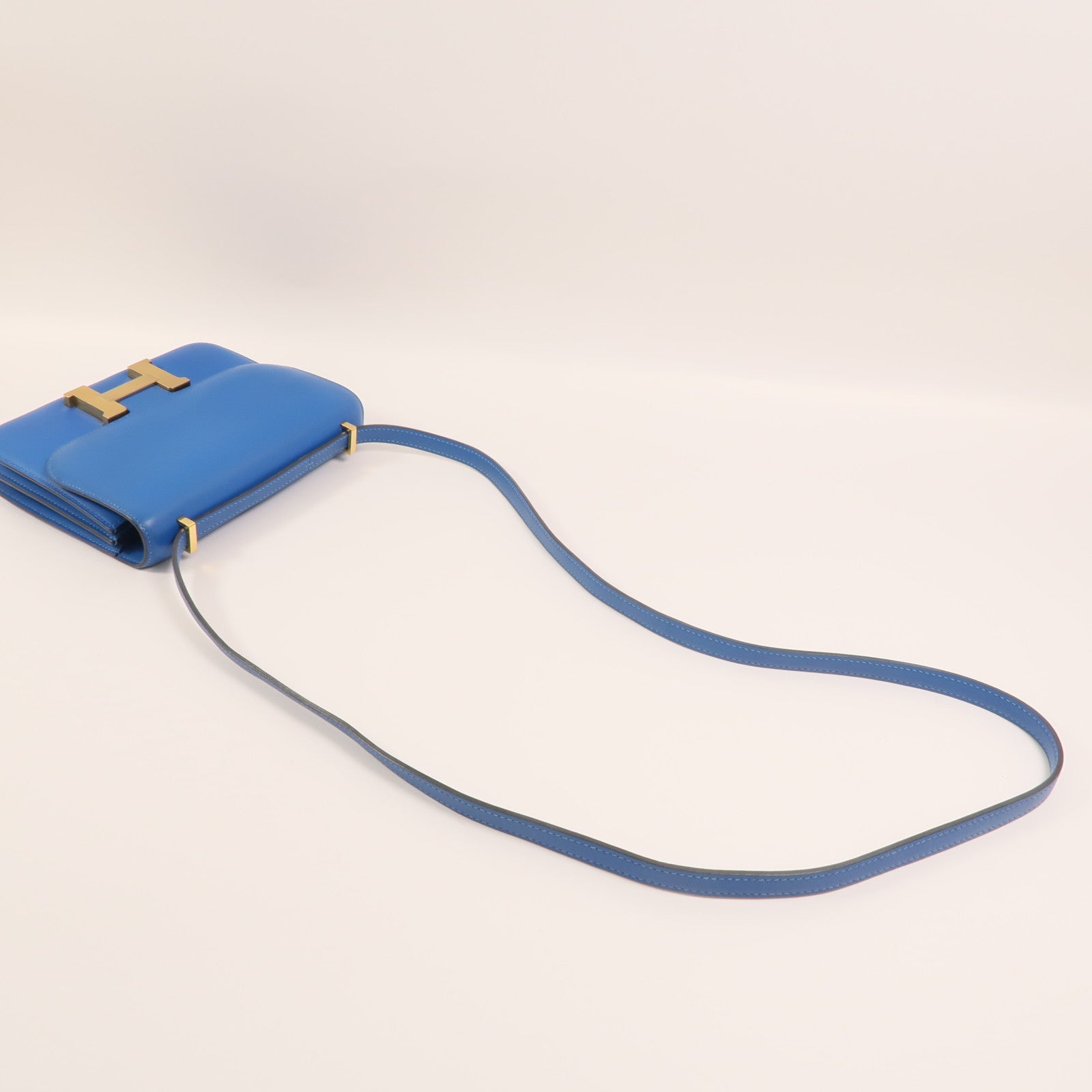 HERMES Swift皮革Constance Mini金扣肩背袋Bleu Izmir