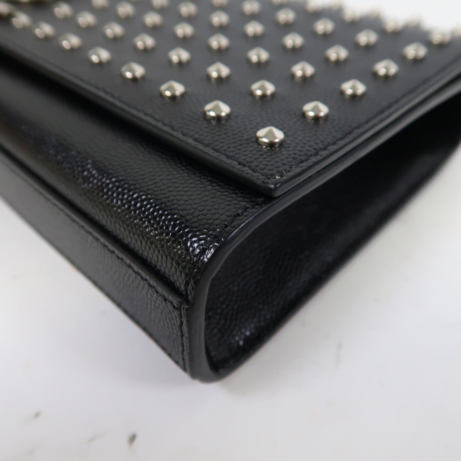 SAINT LAURENT 牛皮皮革Grain De poudre Matelasse studd銀扣手拿包黑色