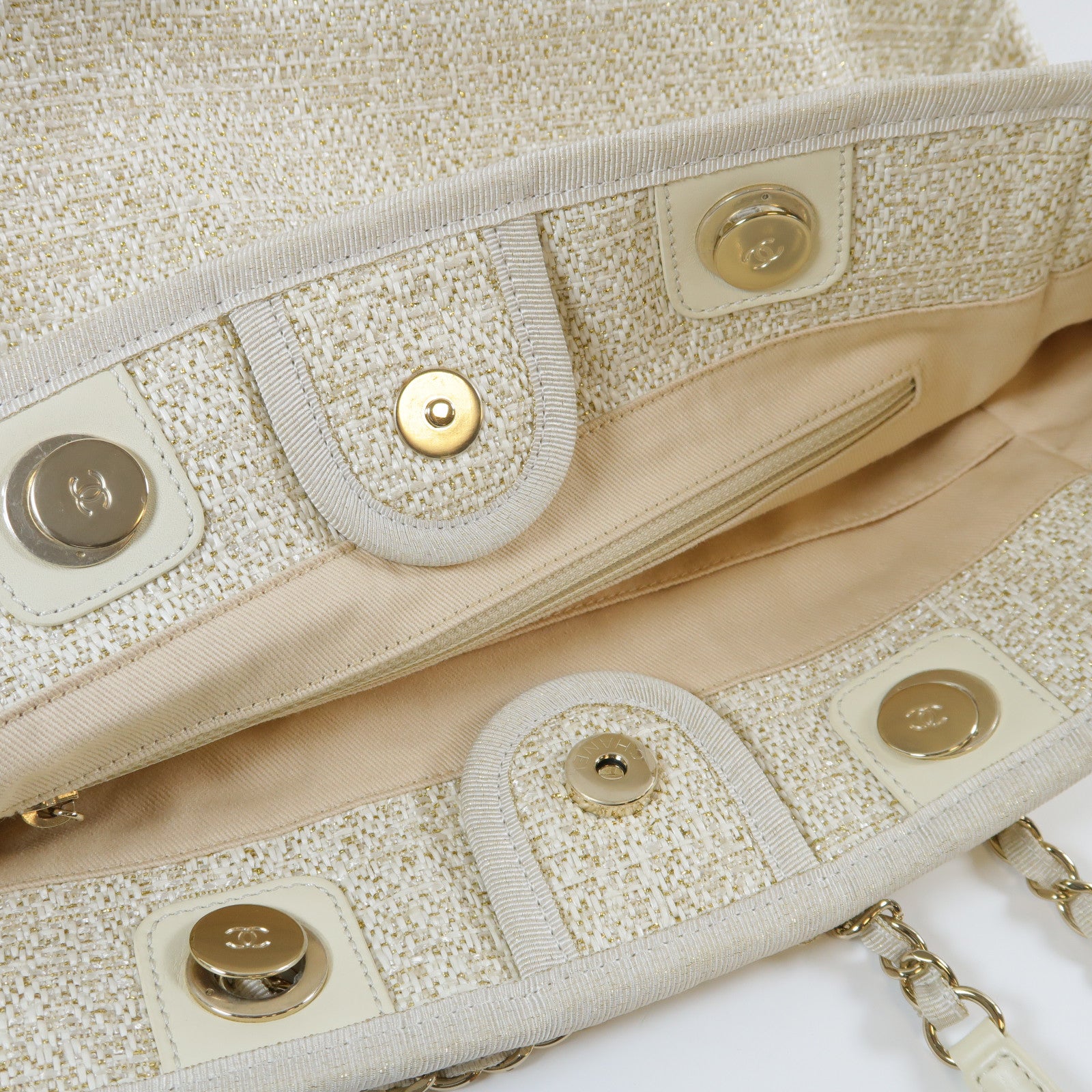 CHANEL 帆布Deauville Tote Bag金扣鏈帶肩背袋米色/金色
