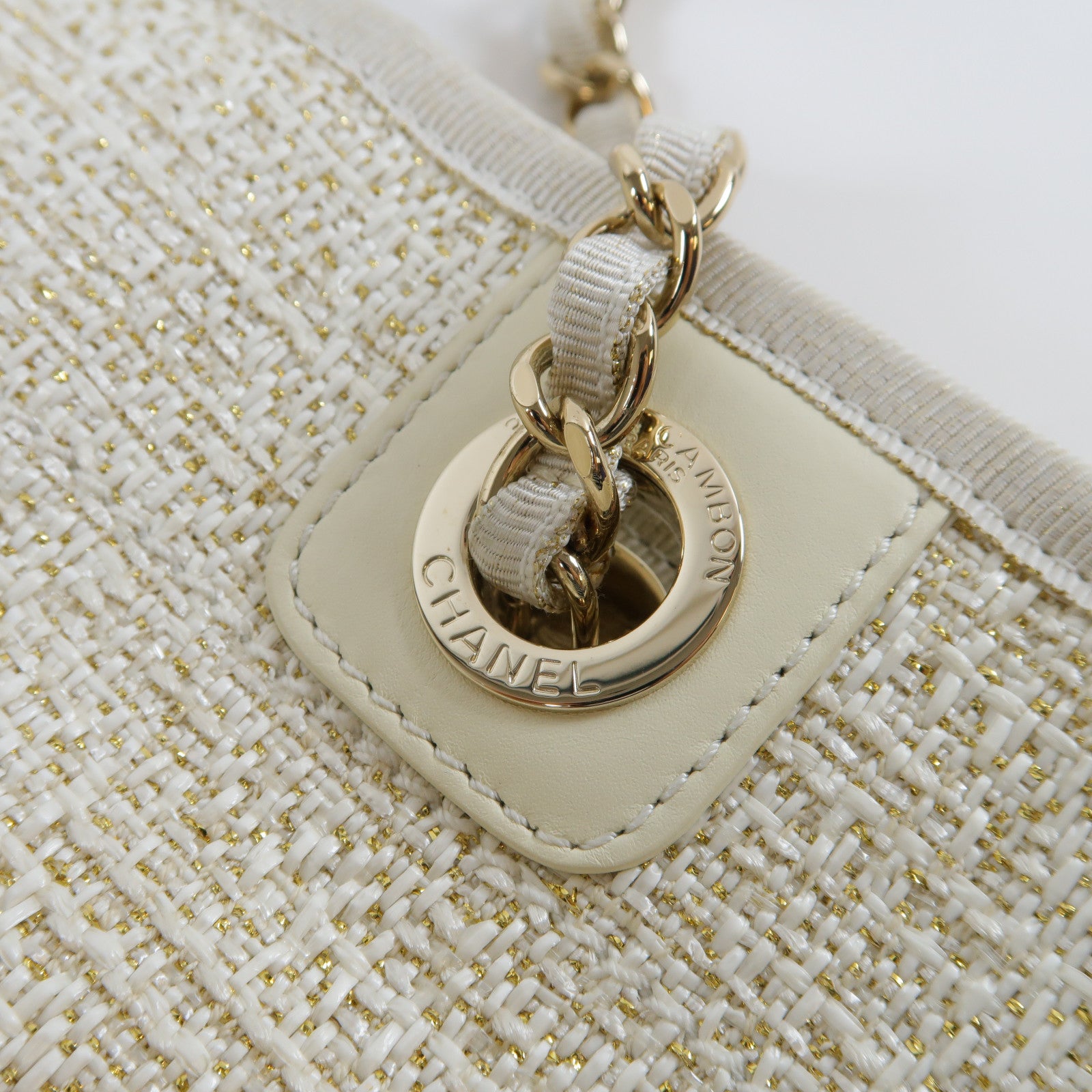 CHANEL 帆布Deauville Tote Bag金扣鏈帶肩背袋米色/金色