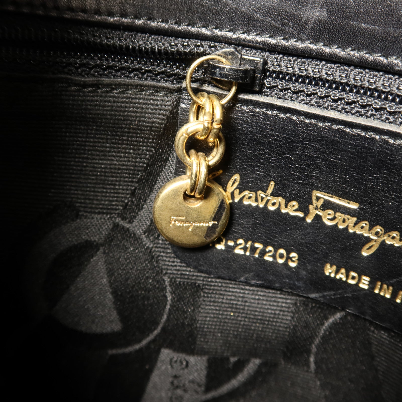 Salvatore Ferragamo 牛皮皮革Shoulder Bag金扣肩背袋