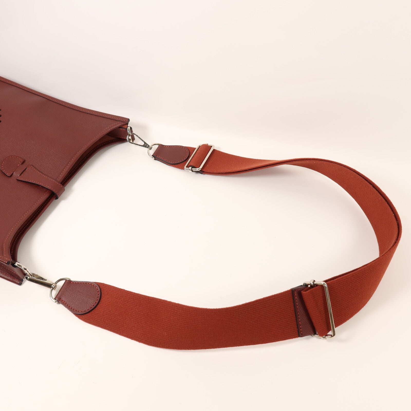 HERMES Epsom皮革Evelyne PM銀扣肩背袋Rouge H
