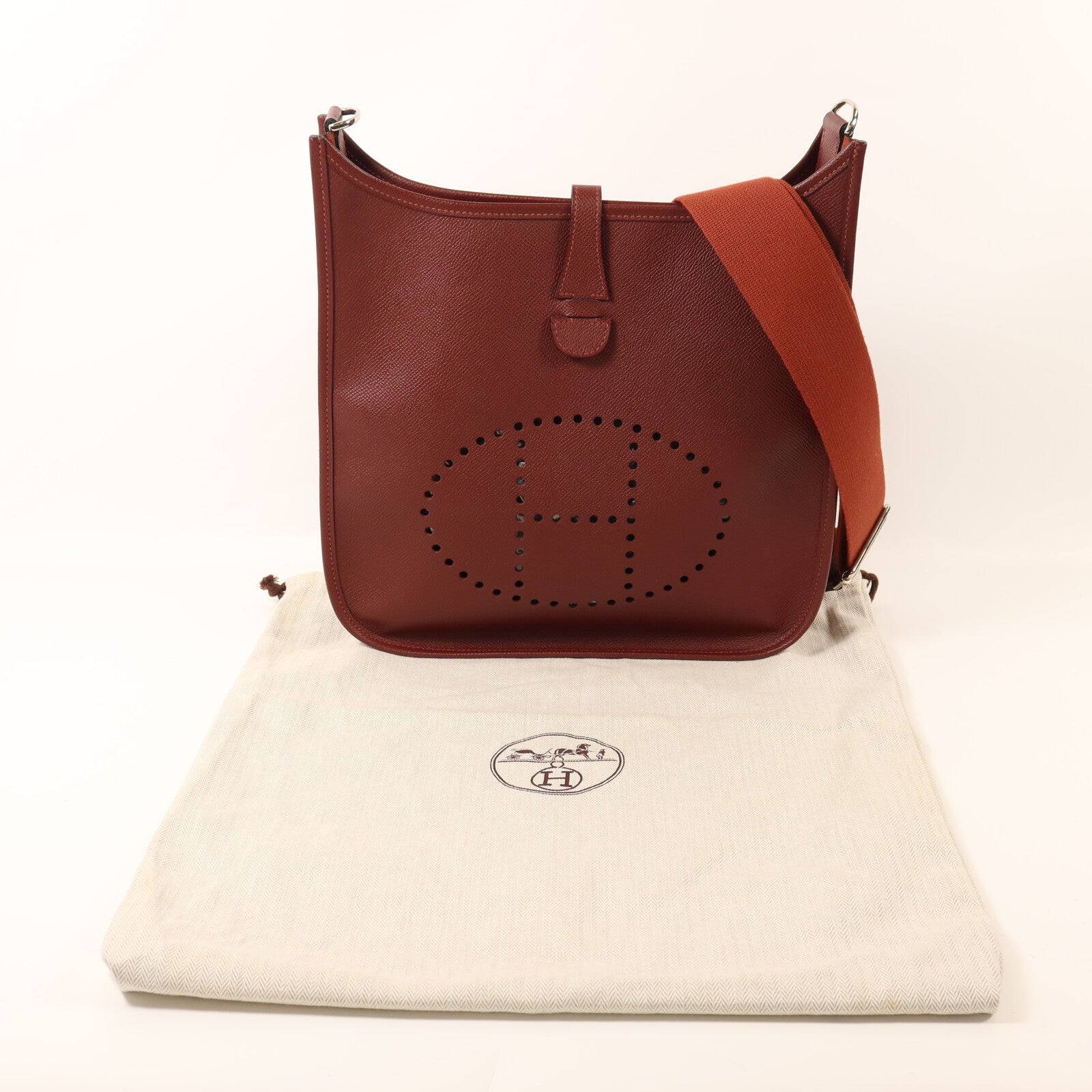HERMES Epsom皮革Evelyne PM銀扣肩背袋Rouge H