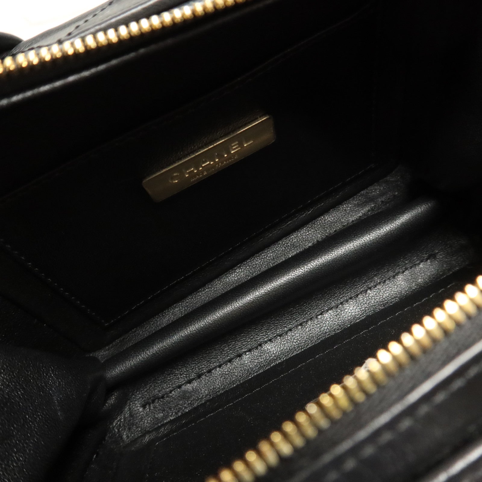 CHANEL 牛皮皮革Vanity Case Small金扣鏈帶肩背袋