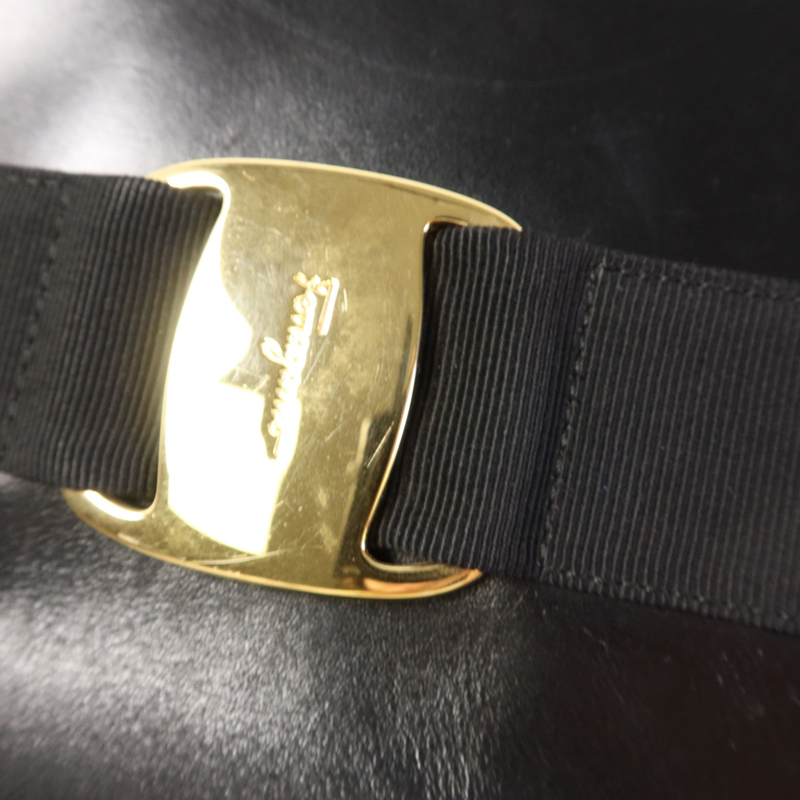 Salvatore Ferragamo 牛皮皮革Shoulder Bag金扣肩背袋