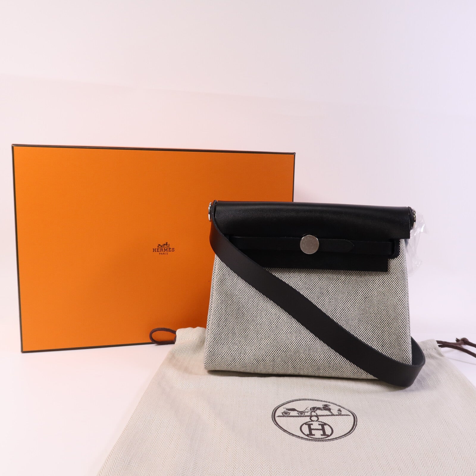 HERMES 帆布Mini Herbag銀扣肩背袋