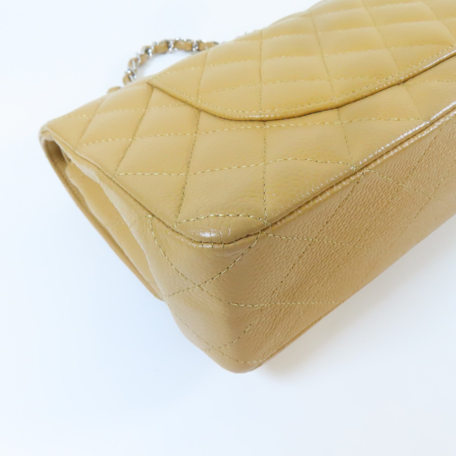 CHANEL 菱格Caviar皮革Classic Flap銀扣鏈帶肩背袋卡其色