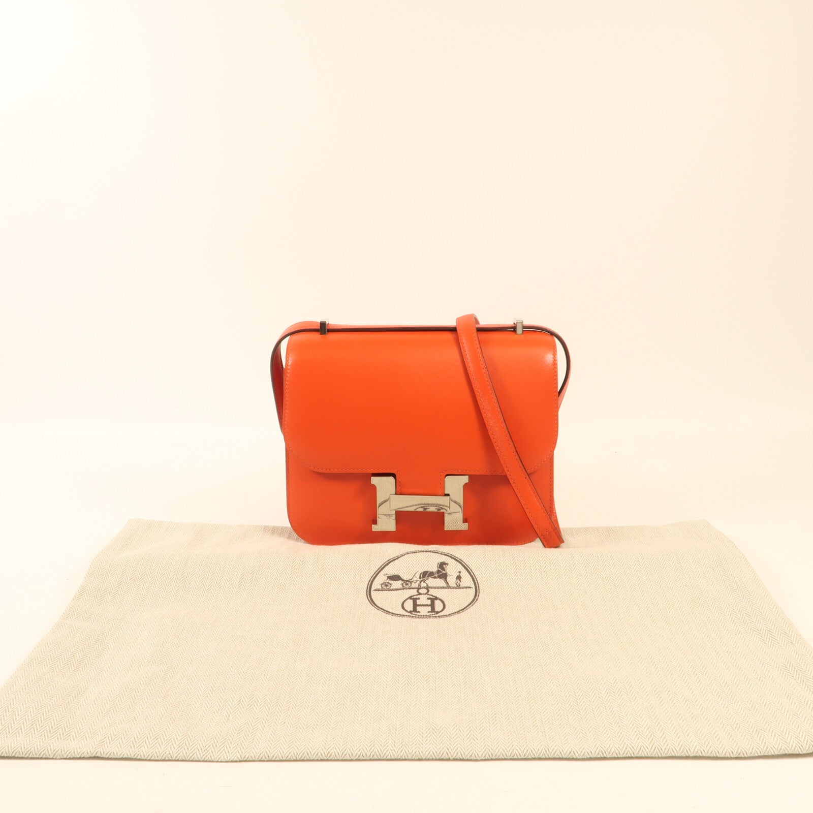 HERMES Box Calf皮革Constance Mini銀扣肩背袋Rouge Tomate
