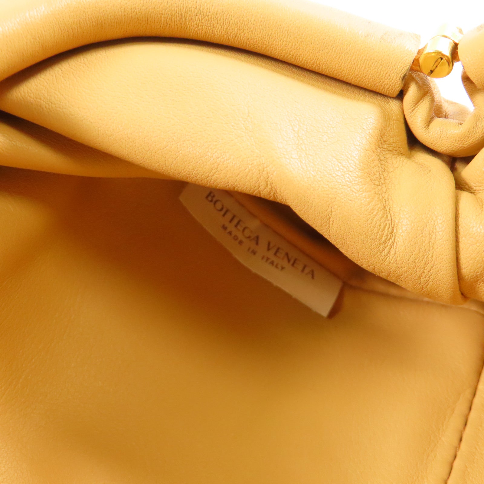 BOTTEGA VENETA 羊皮皮革Veneta Pouch金扣肩背袋