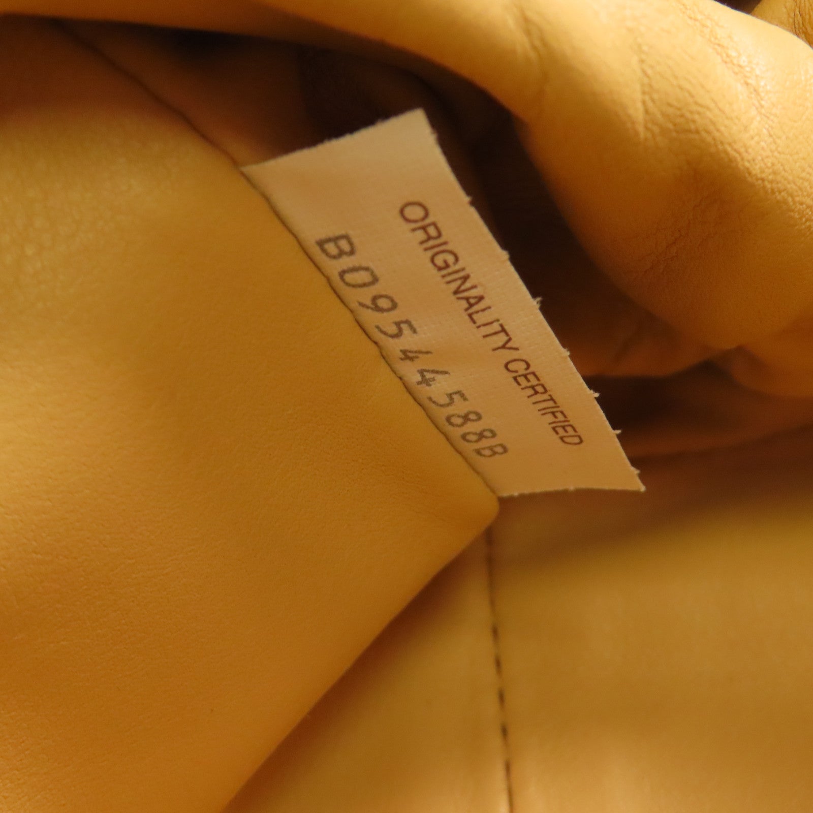 BOTTEGA VENETA 羊皮皮革Veneta Pouch金扣肩背袋