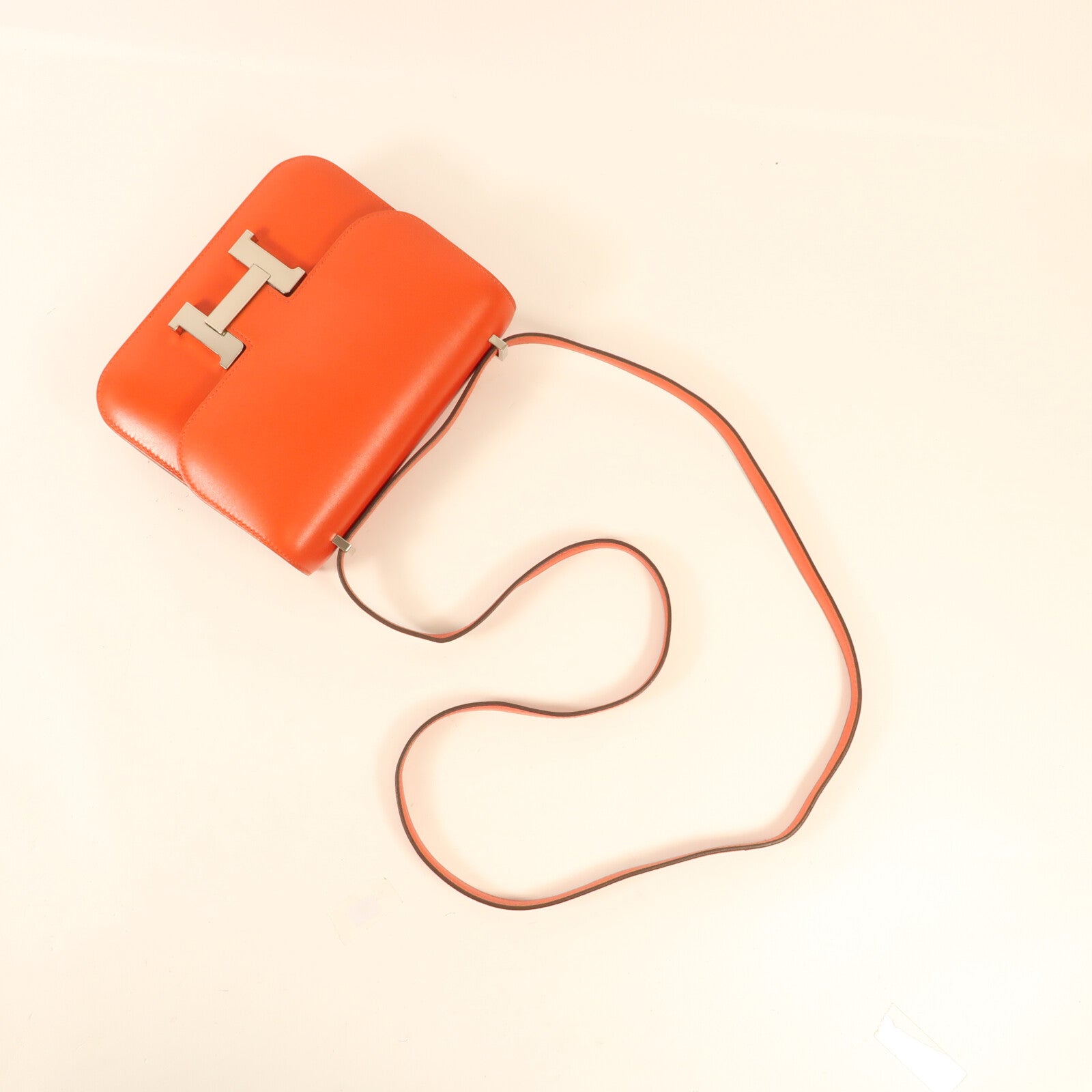 HERMES Box Calf皮革Constance Mini銀扣肩背袋Rouge Tomate