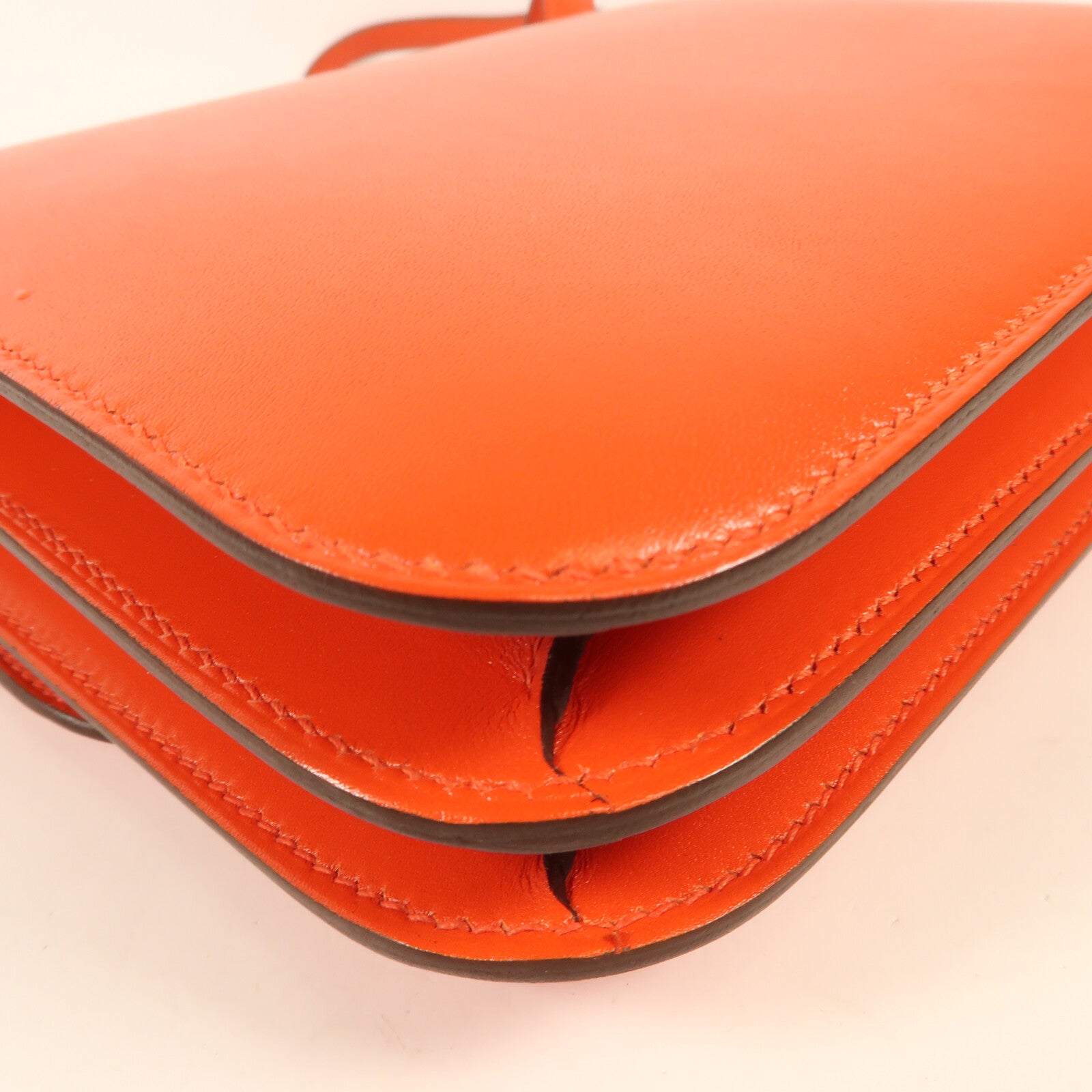 HERMES Box Calf皮革Constance Mini銀扣肩背袋Rouge Tomate