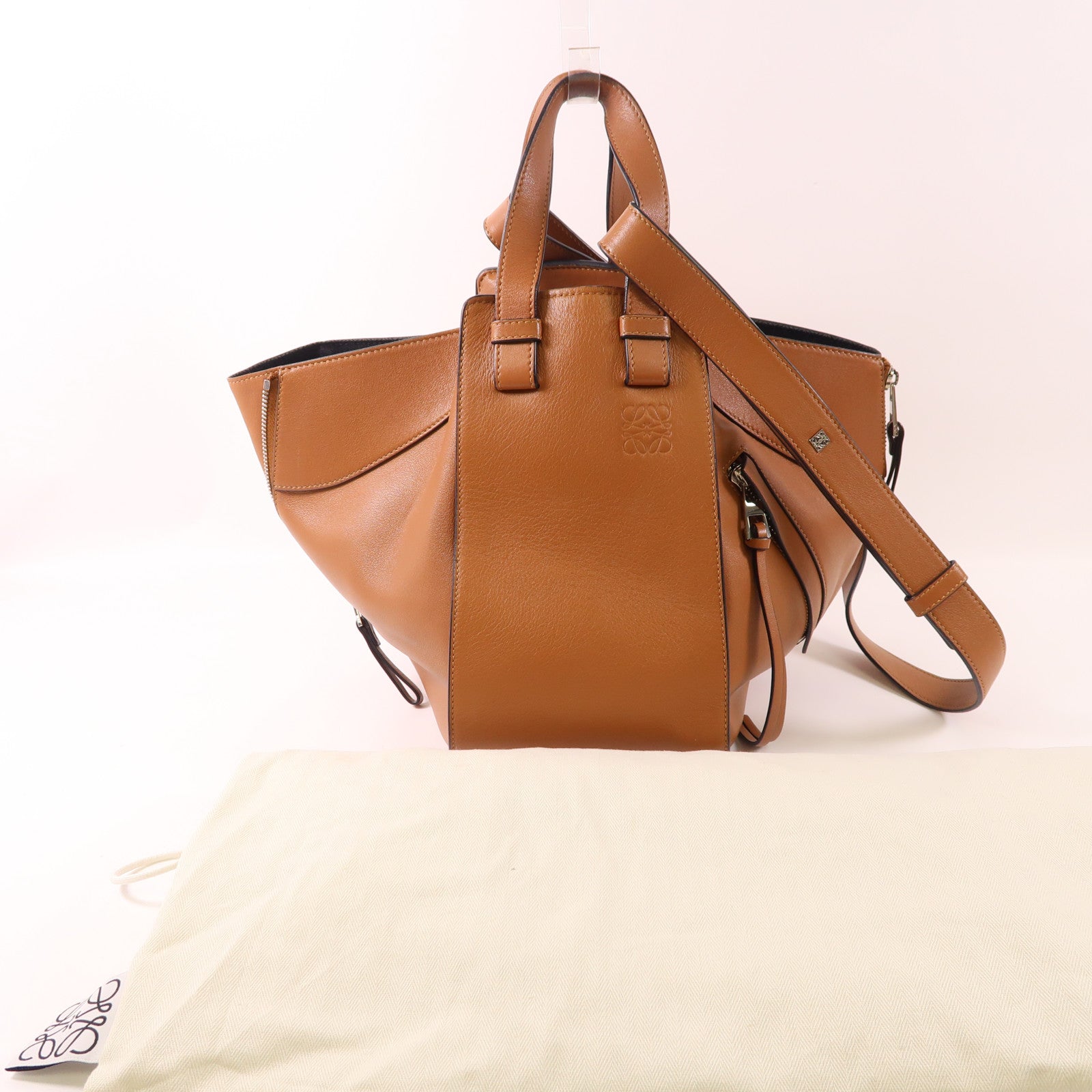 LOEWE 牛皮皮革Hammock Small銀扣手挽肩背兩用袋