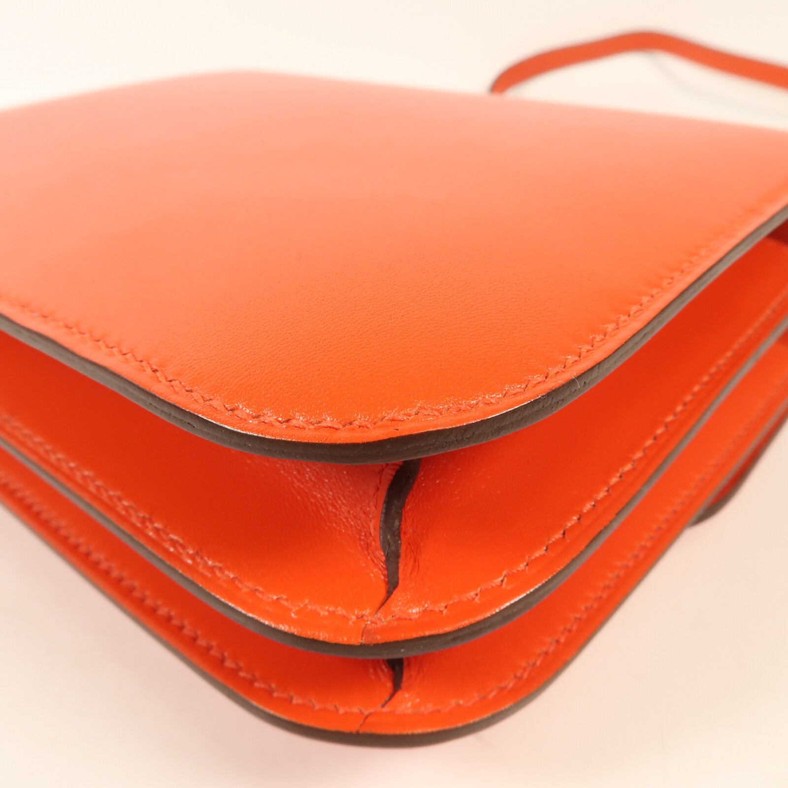 HERMES Box Calf皮革Constance Mini銀扣肩背袋Rouge Tomate