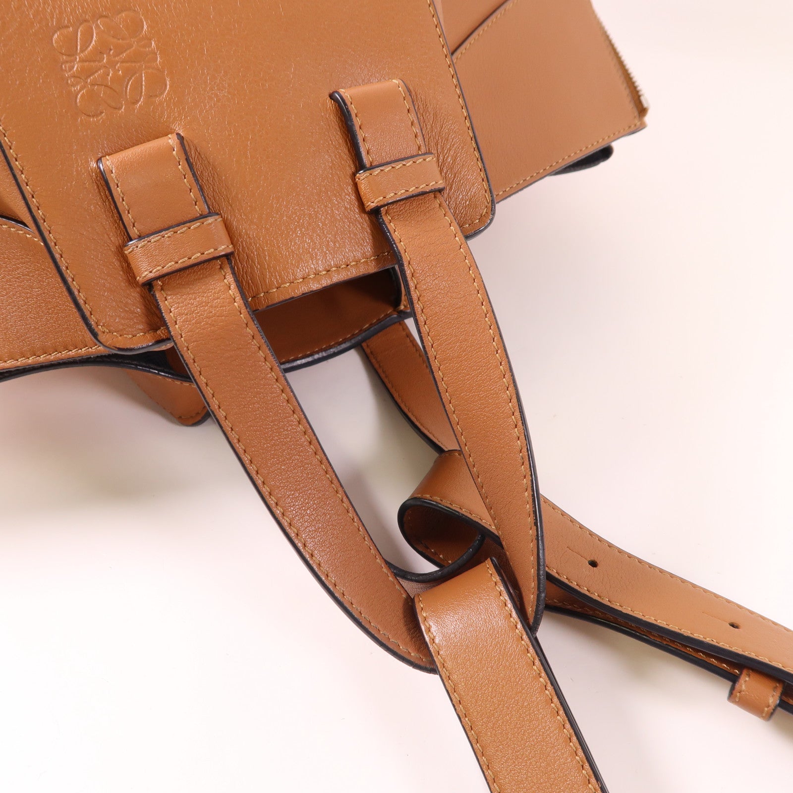 LOEWE 牛皮皮革Hammock Small銀扣手挽肩背兩用袋