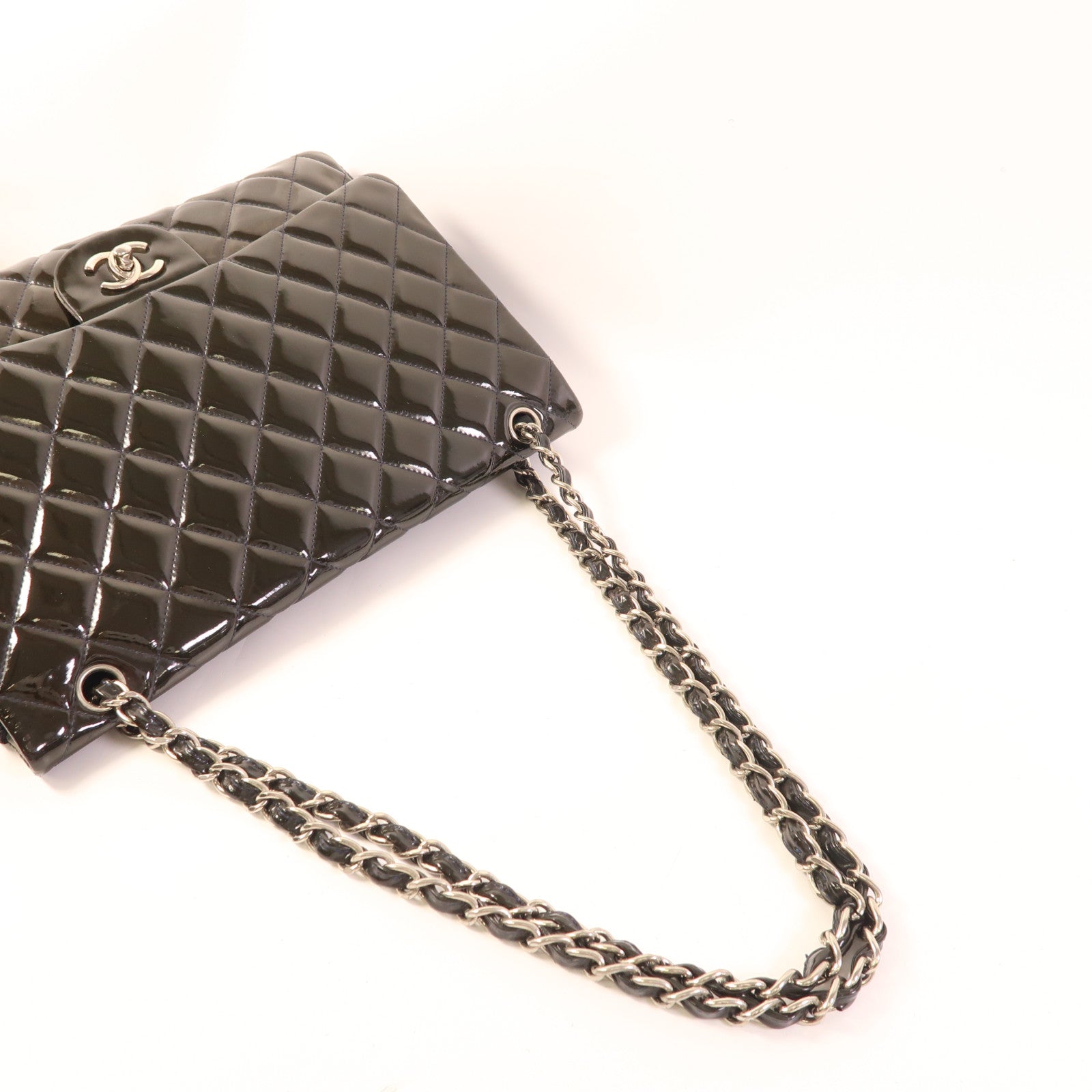 CHANEL 漆皮皮革Maxi Classic銀扣鏈帶肩背袋