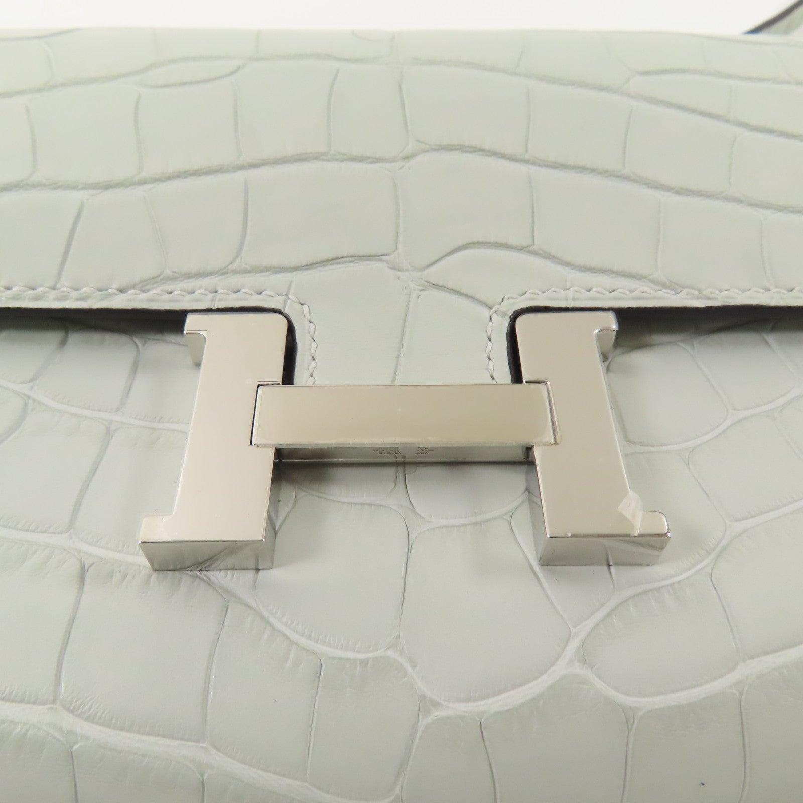 HERMES Alligator皮革Constance To Go銀扣肩背袋Gris Neve