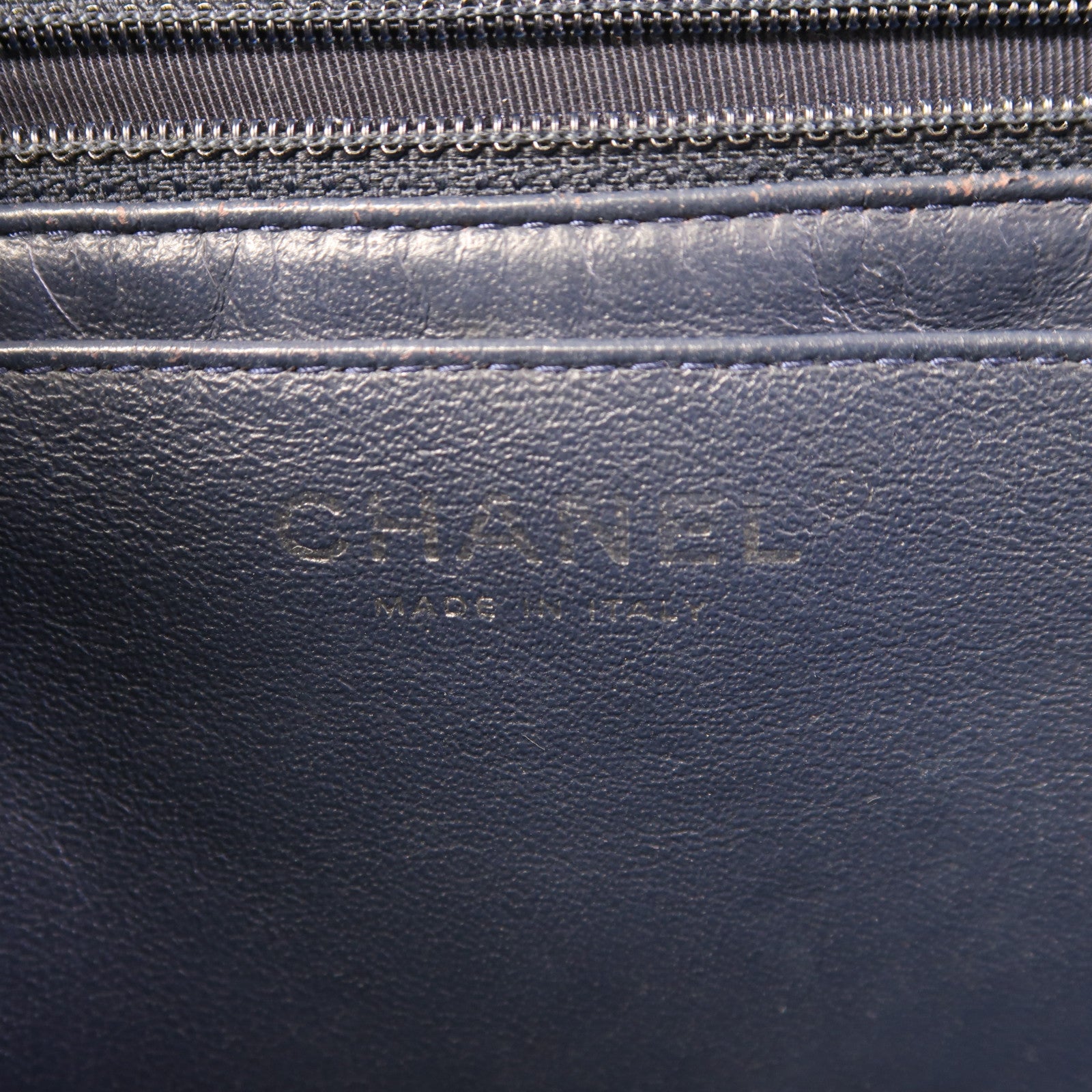 CHANEL 漆皮皮革Maxi Classic銀扣鏈帶肩背袋