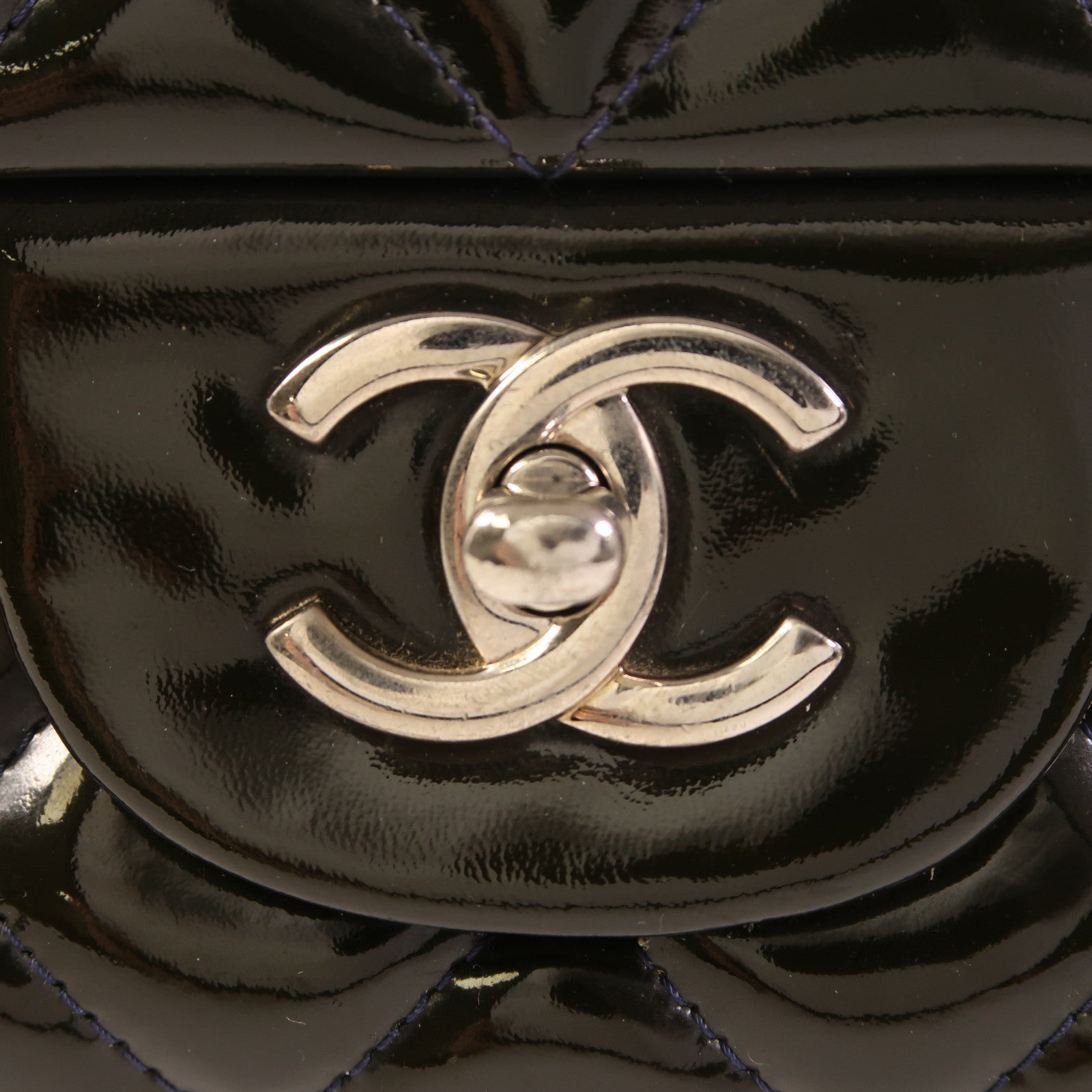 CHANEL 漆皮皮革Maxi Classic銀扣鏈帶肩背袋