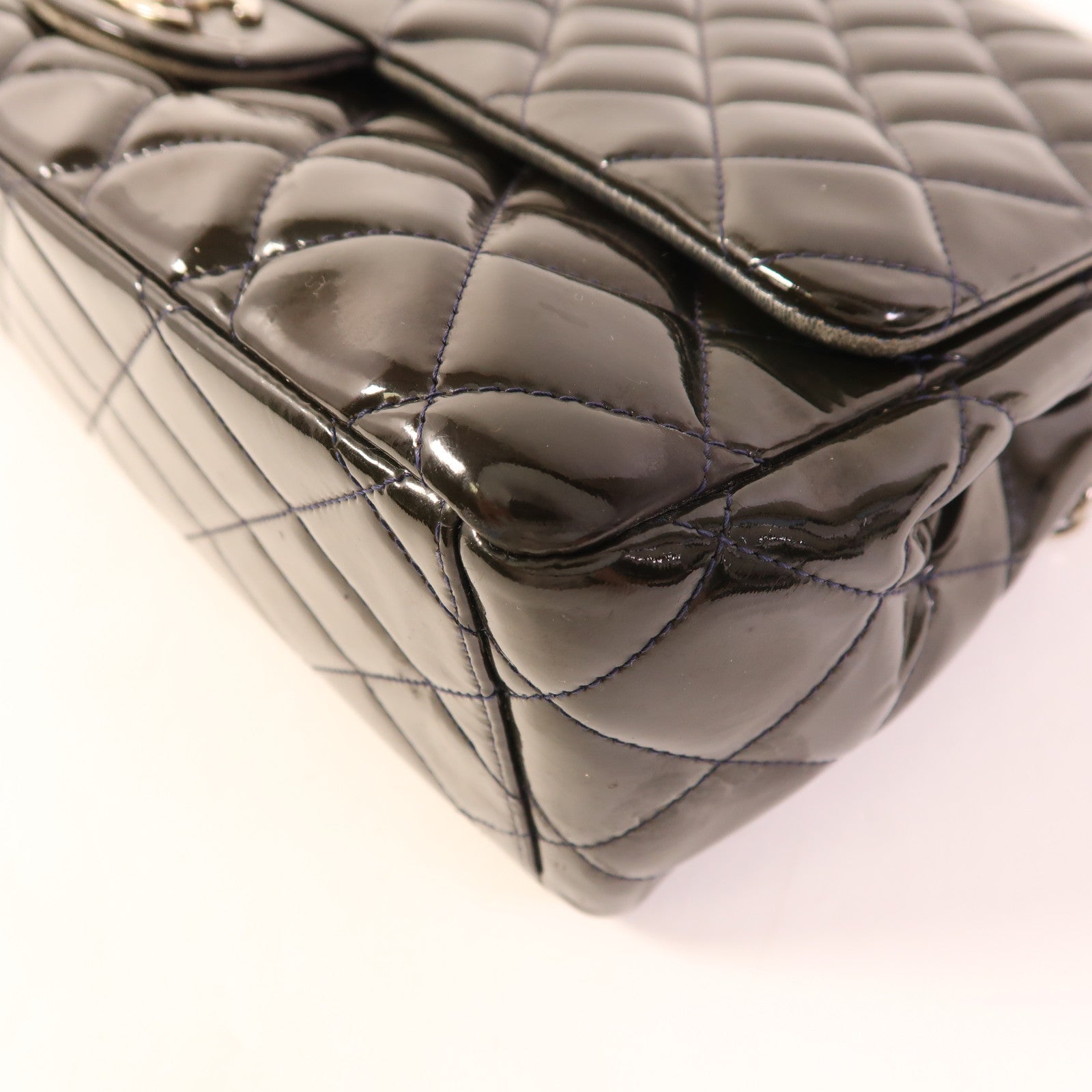 CHANEL 漆皮皮革Maxi Classic銀扣鏈帶肩背袋