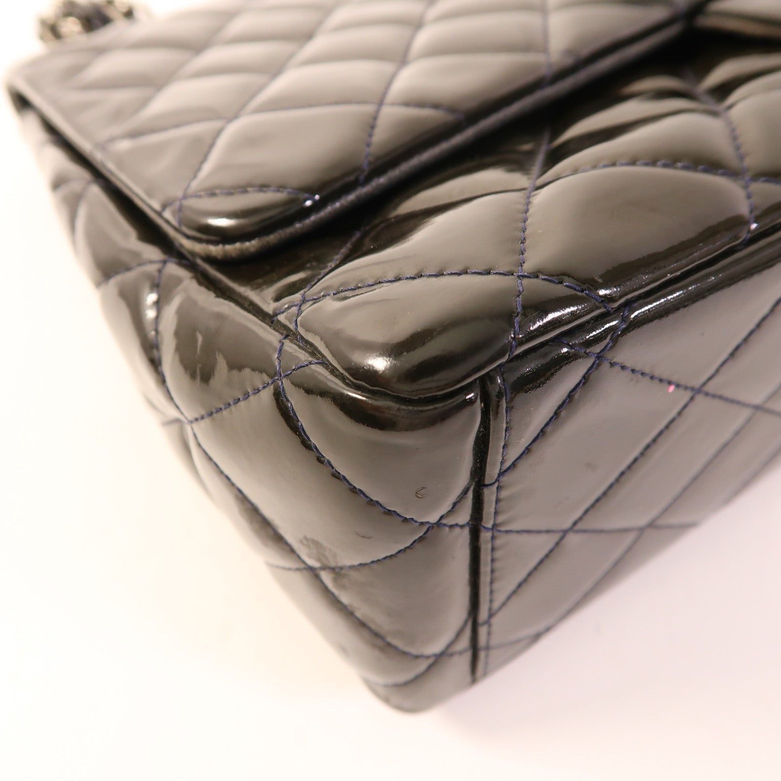 CHANEL 漆皮皮革Maxi Classic銀扣鏈帶肩背袋