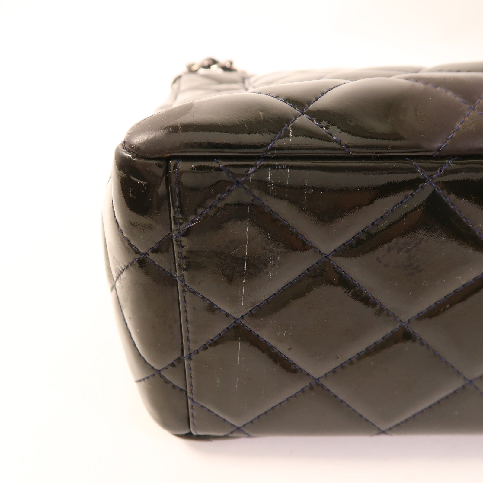 CHANEL 漆皮皮革Maxi Classic銀扣鏈帶肩背袋