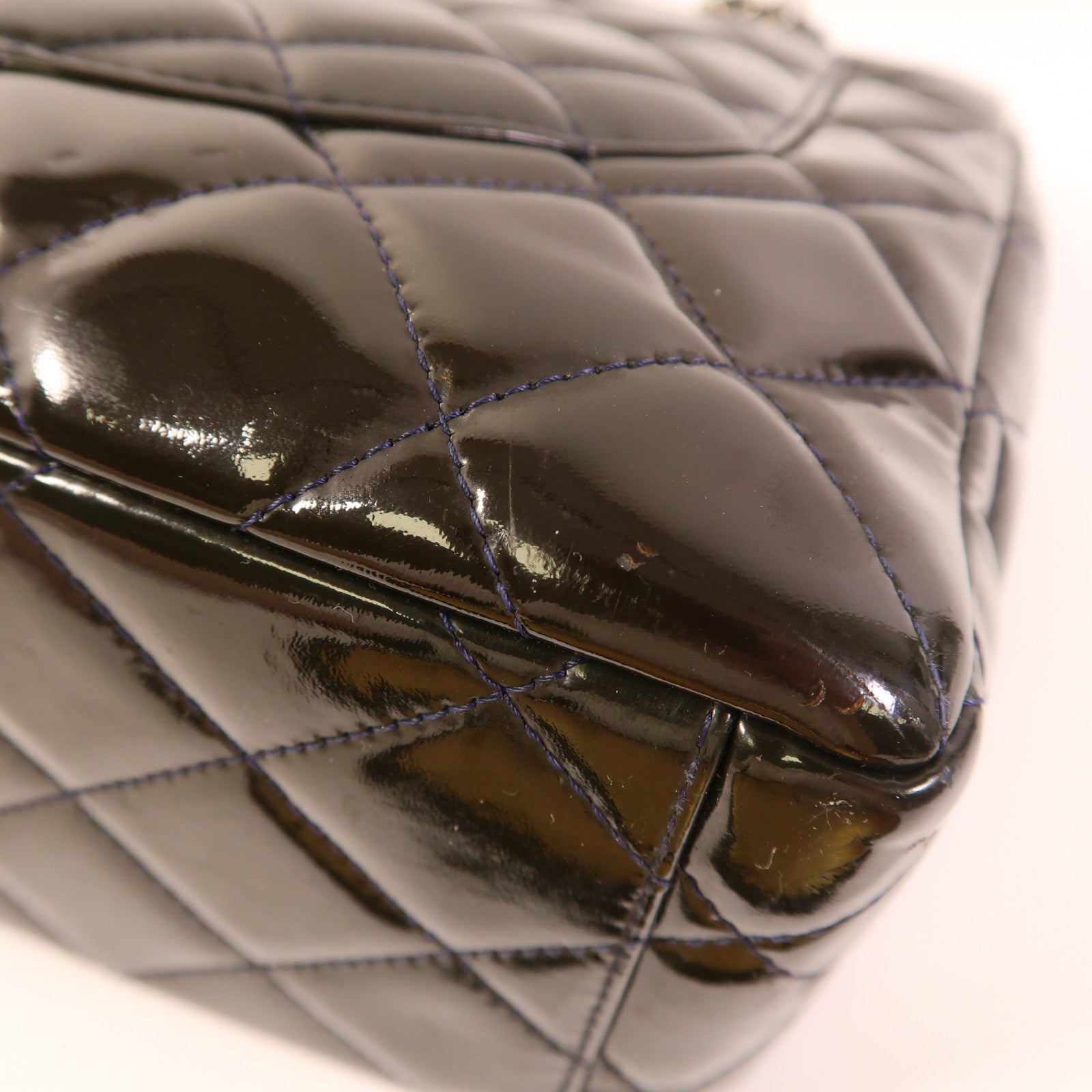 CHANEL 漆皮皮革Maxi Classic銀扣鏈帶肩背袋