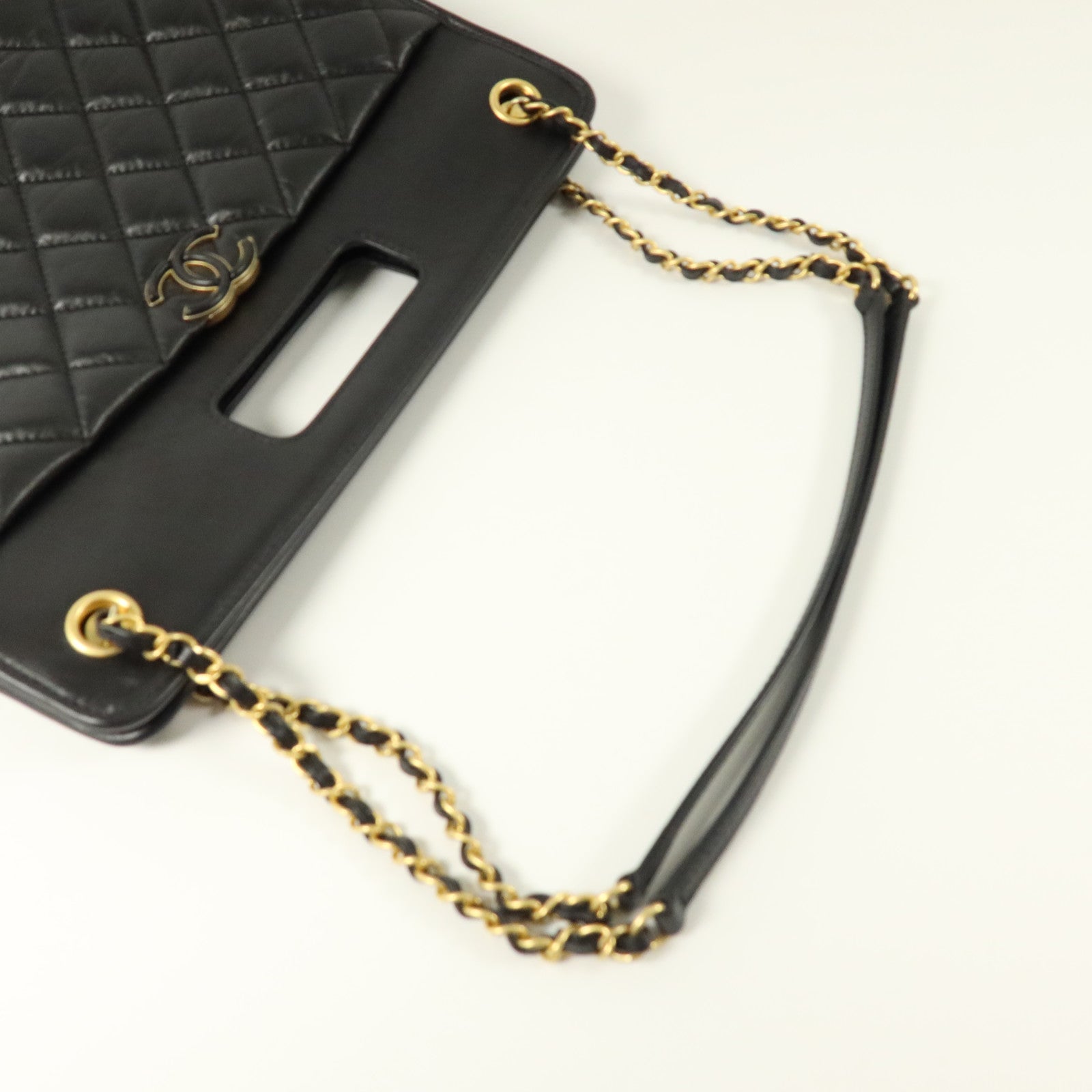 CHANEL 羊皮皮革Graphic Catch金扣鏈帶肩背袋
