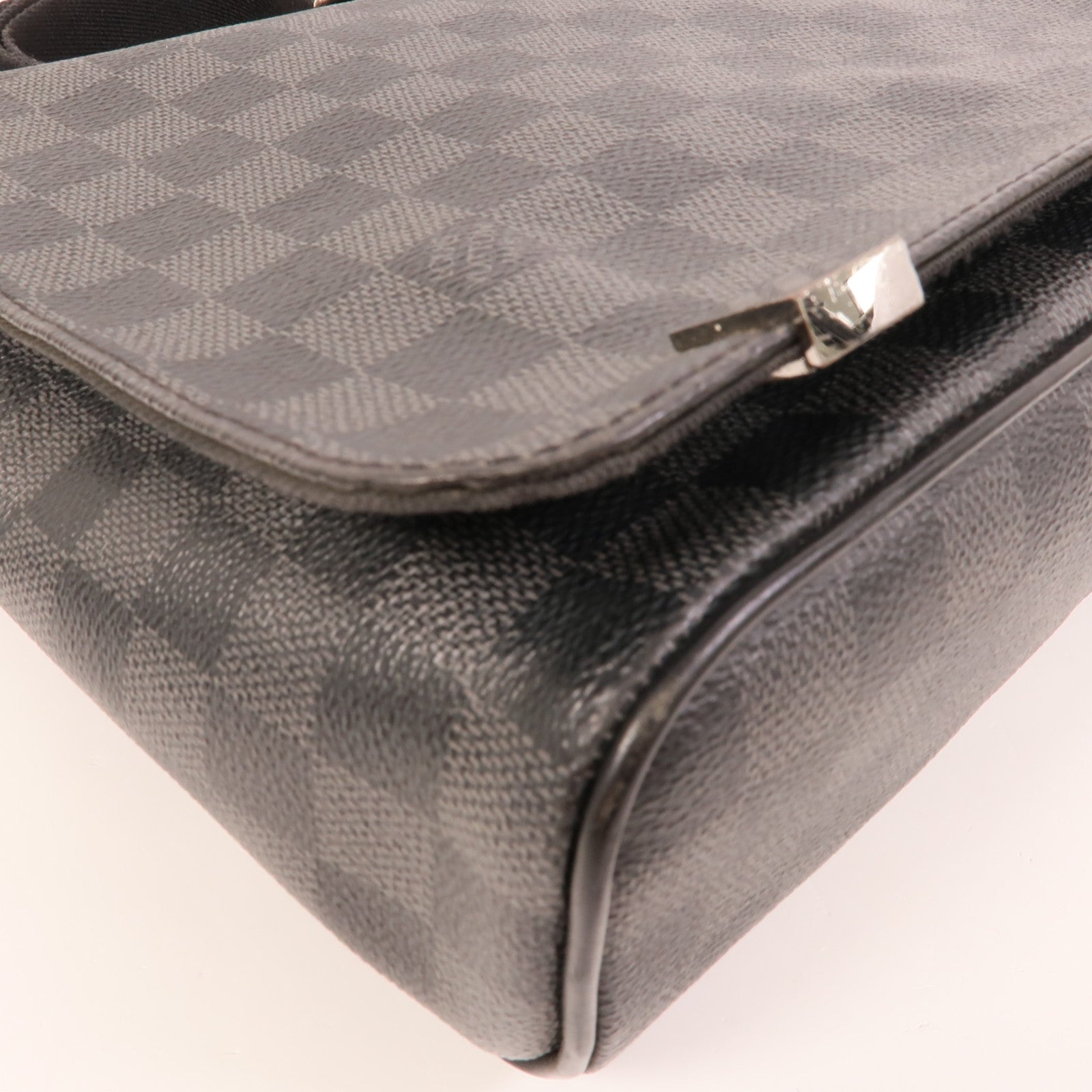 LOUIS VUITTON Damier Graphite Distrist PM銀扣肩背袋