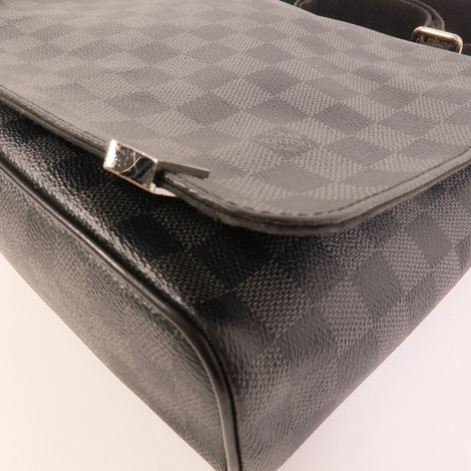 LOUIS VUITTON Damier Graphite Distrist PM銀扣肩背袋