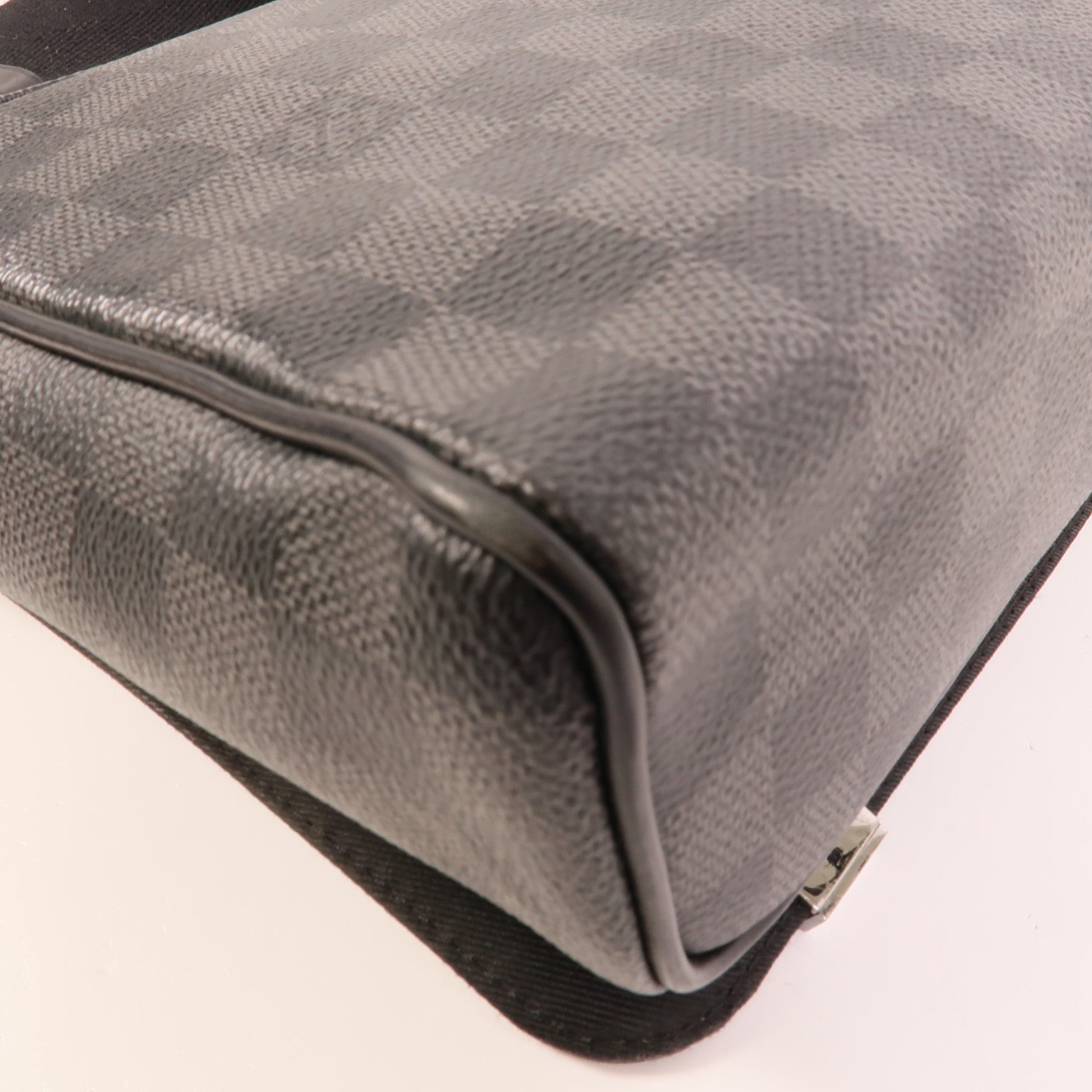 LOUIS VUITTON Damier Graphite Distrist PM銀扣肩背袋