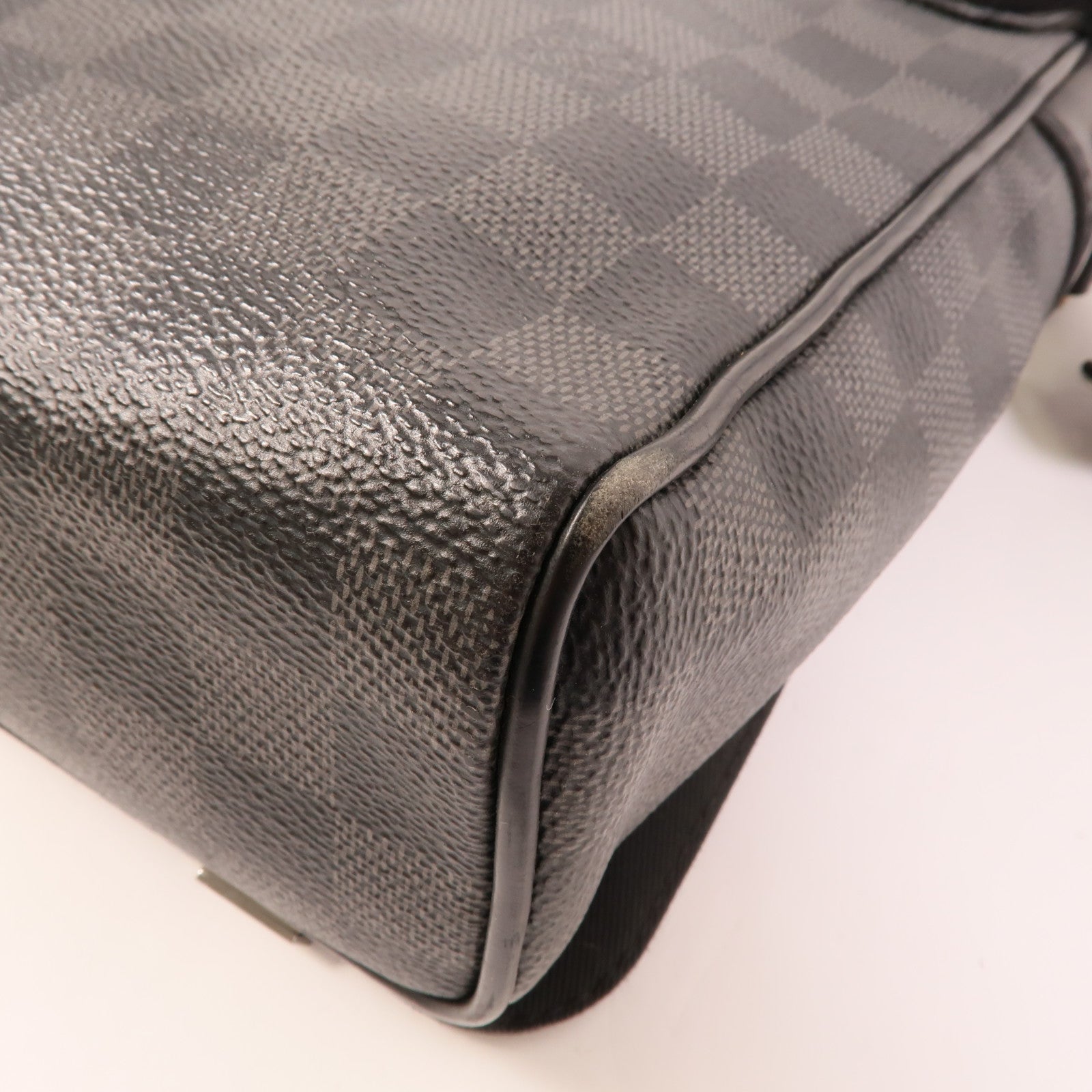 LOUIS VUITTON Damier Graphite Distrist PM銀扣肩背袋