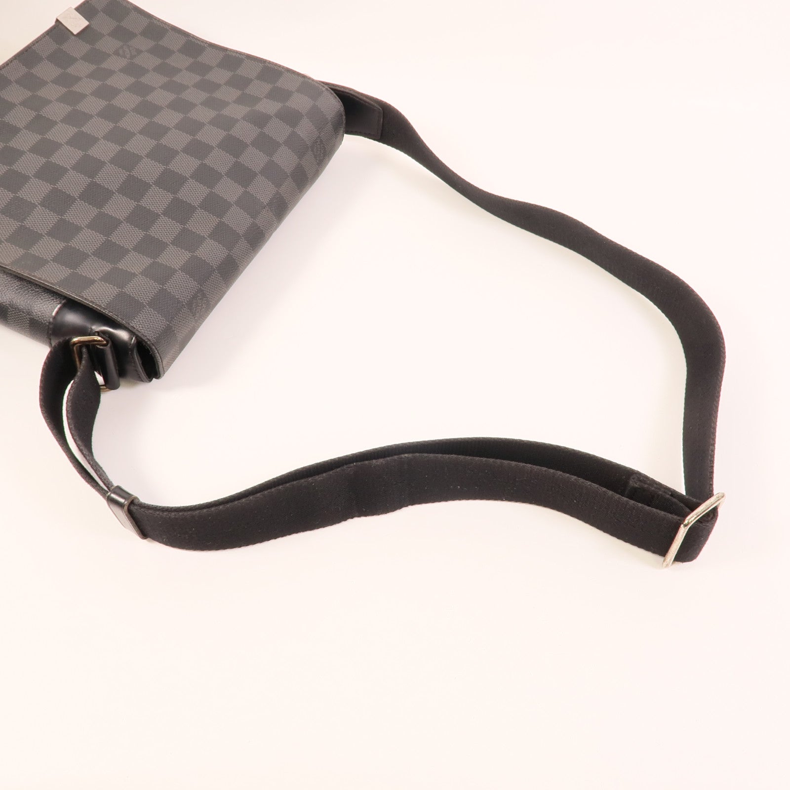 LOUIS VUITTON Damier Graphite Distrist PM銀扣肩背袋