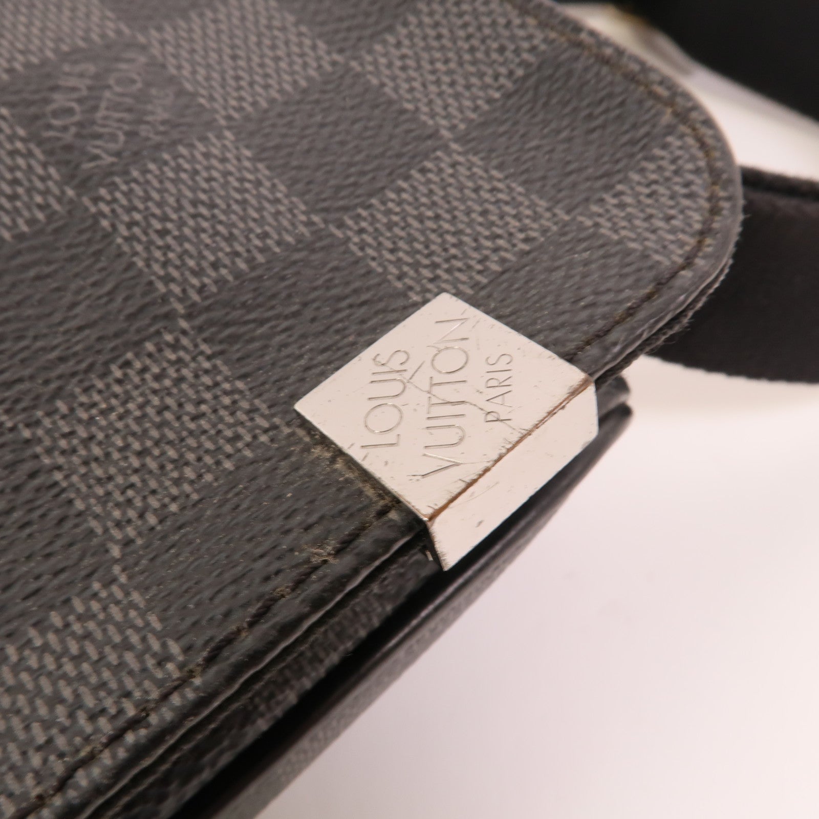 LOUIS VUITTON Damier Graphite Distrist PM銀扣肩背袋