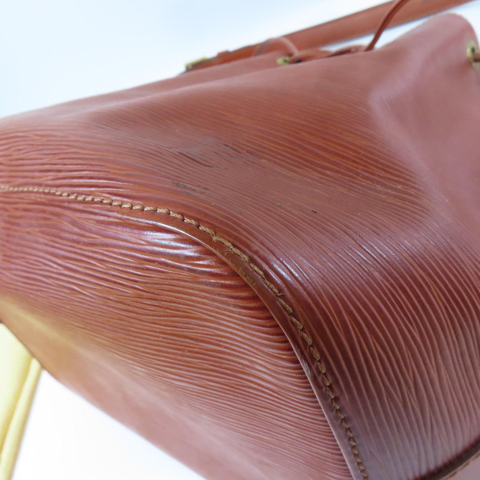 LOUIS VUITTON 【激減優惠】Epi Petit Noe金扣肩背袋啡色