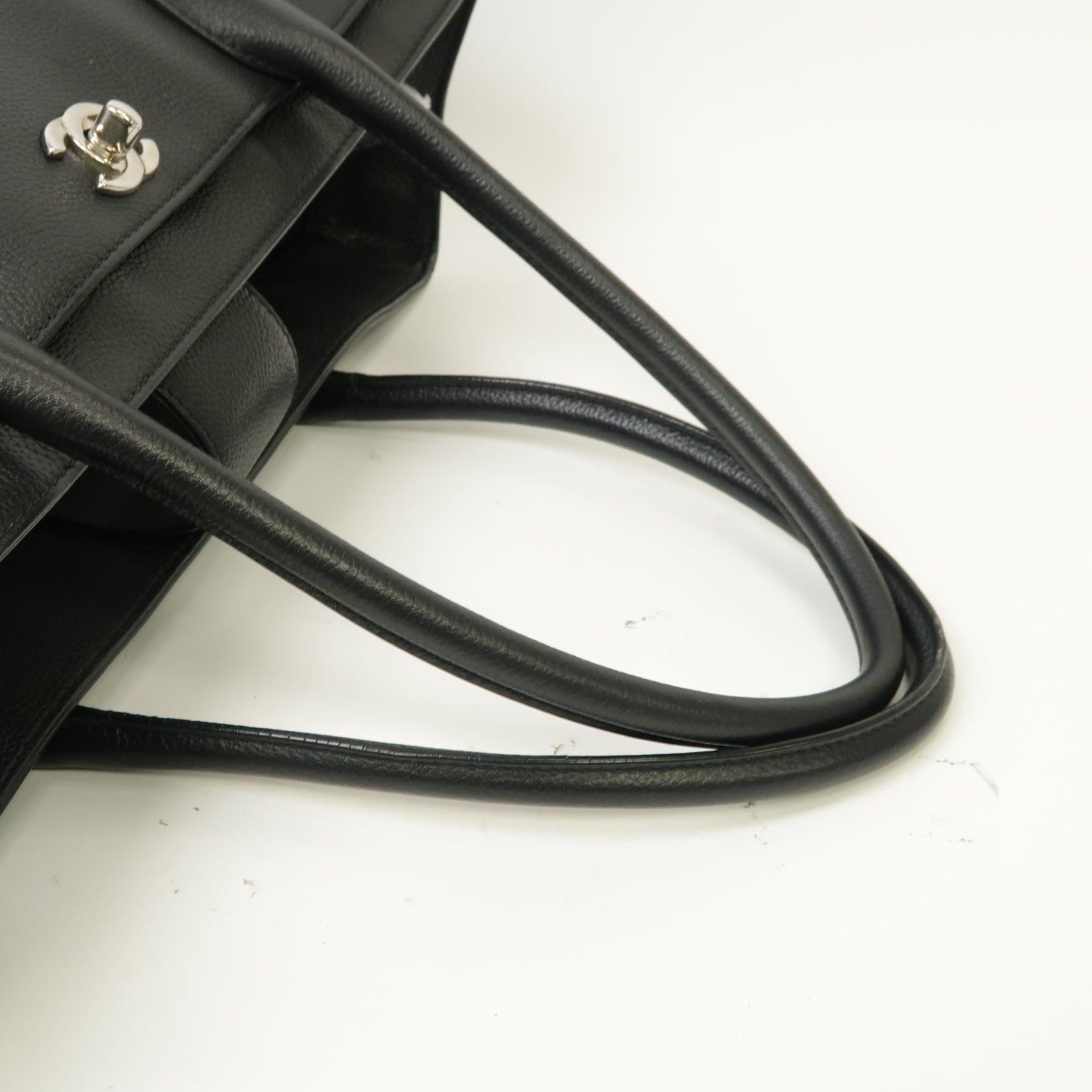 CHANEL 【激減優惠】牛皮皮革Executive Cerf Tote Bag銀扣手挽袋黑色