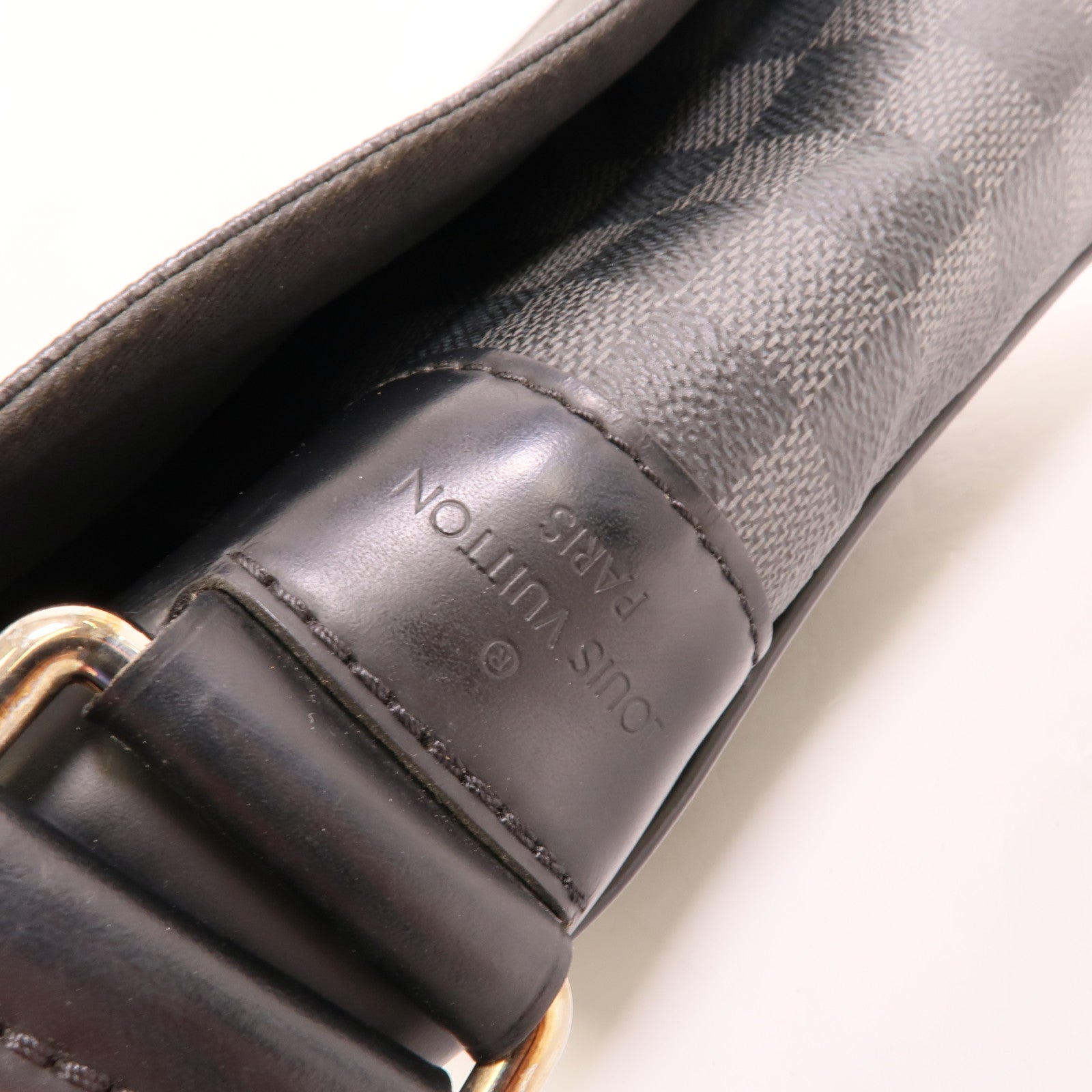 LOUIS VUITTON Damier Graphite Distrist PM銀扣肩背袋