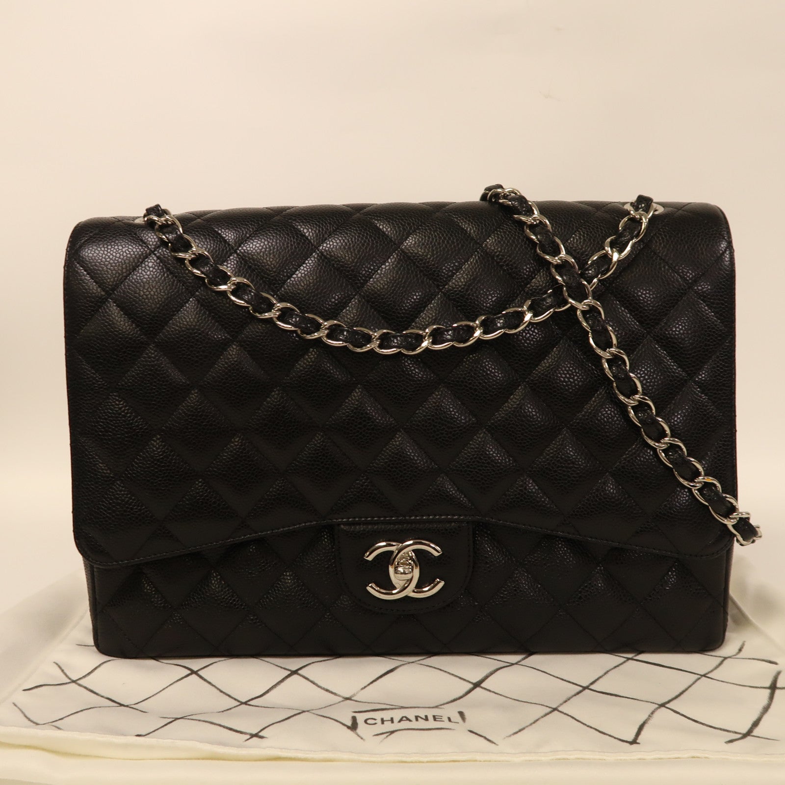 CHANEL 牛皮皮革Maxi Classic銀扣鏈帶肩背袋黑色