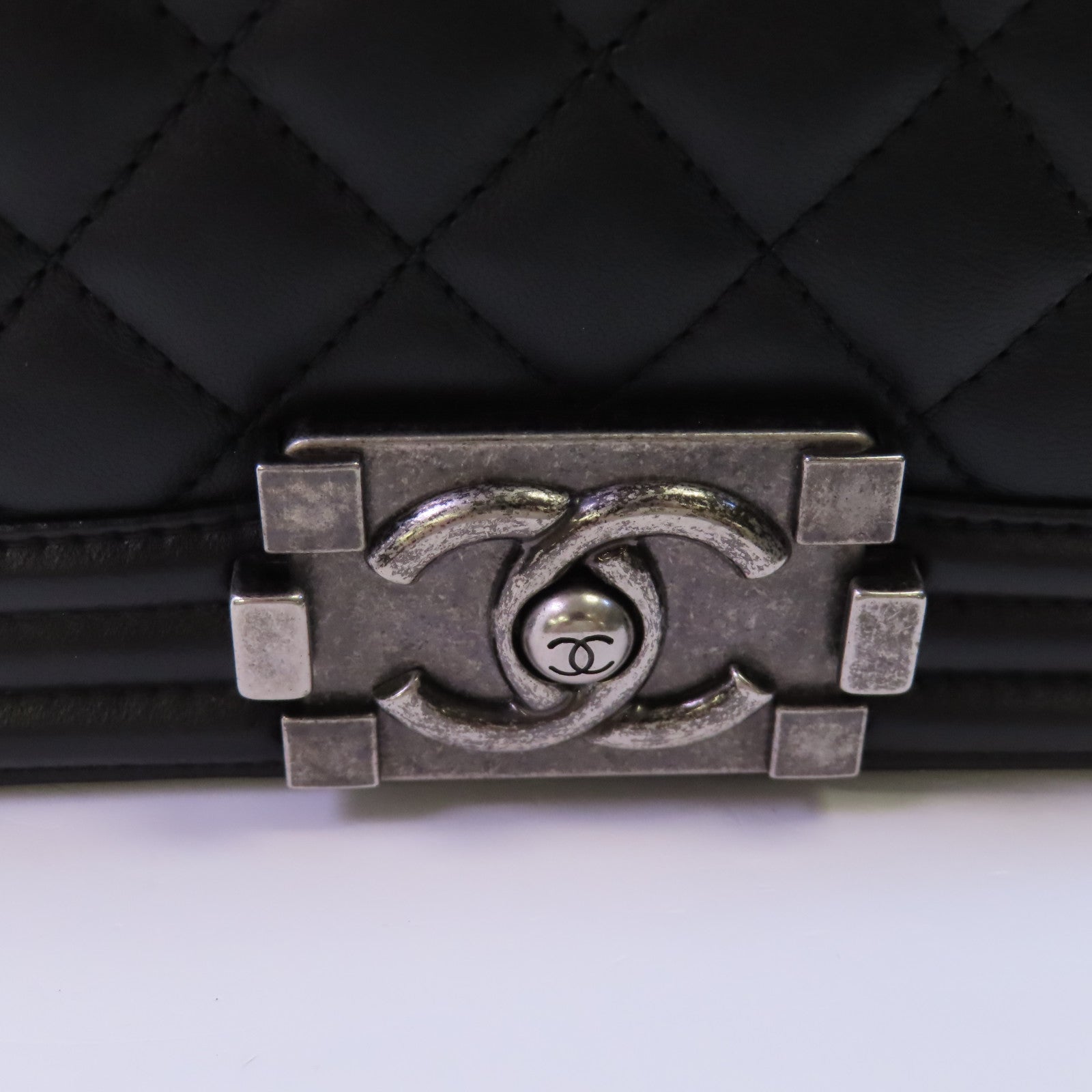 CHANEL 羊皮皮革Boy Chanel 25銀扣鏈帶肩背袋