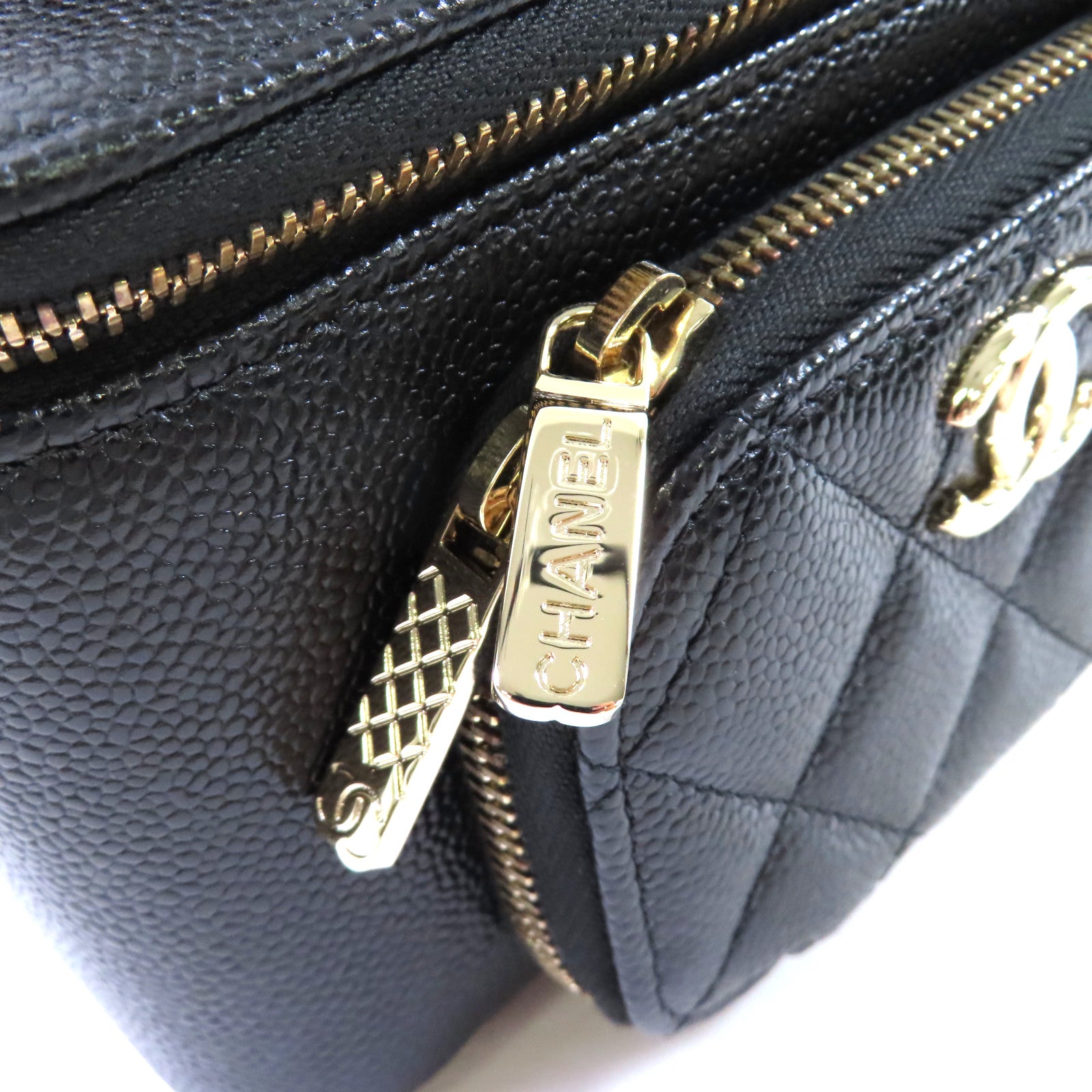 CHANEL 菱格Caviar皮革Vanity Case Chain Shoulder Bag金扣鏈帶肩背袋黑色