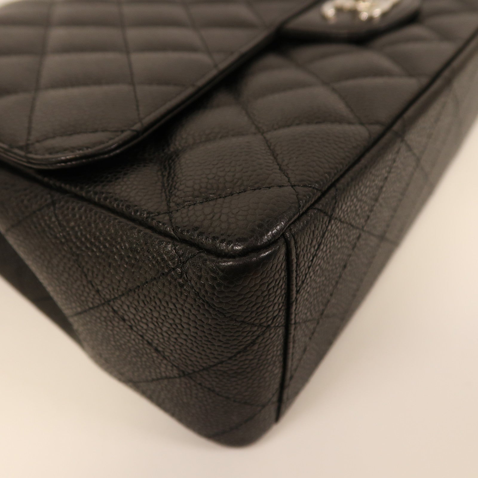 CHANEL 牛皮皮革Maxi Classic銀扣鏈帶肩背袋黑色