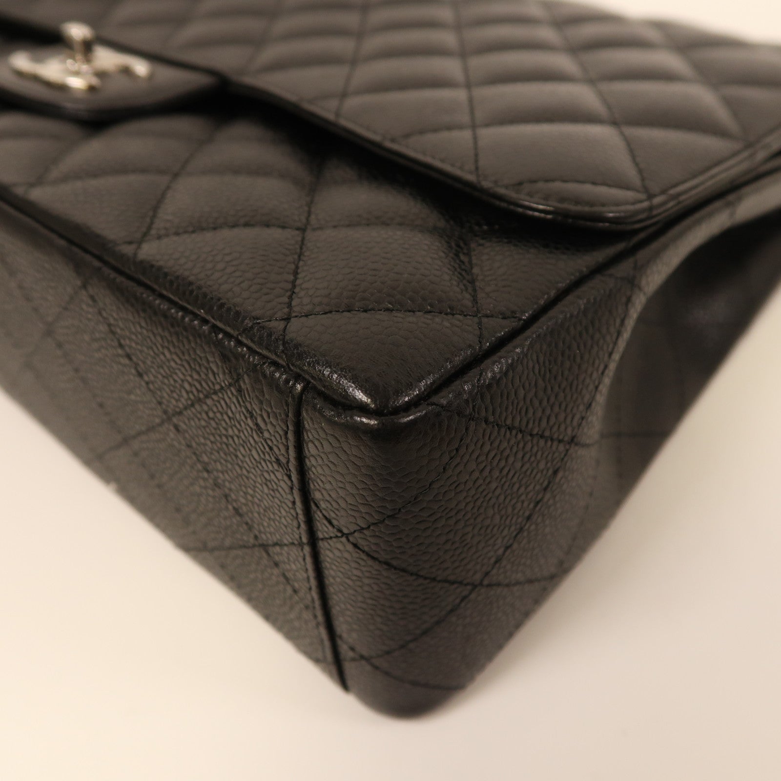 CHANEL 牛皮皮革Maxi Classic銀扣鏈帶肩背袋黑色