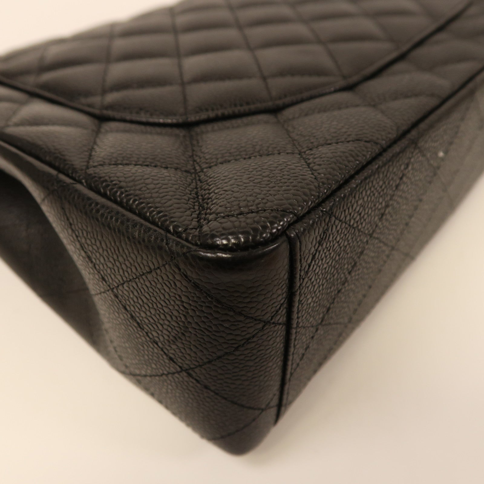 CHANEL 牛皮皮革Maxi Classic銀扣鏈帶肩背袋黑色