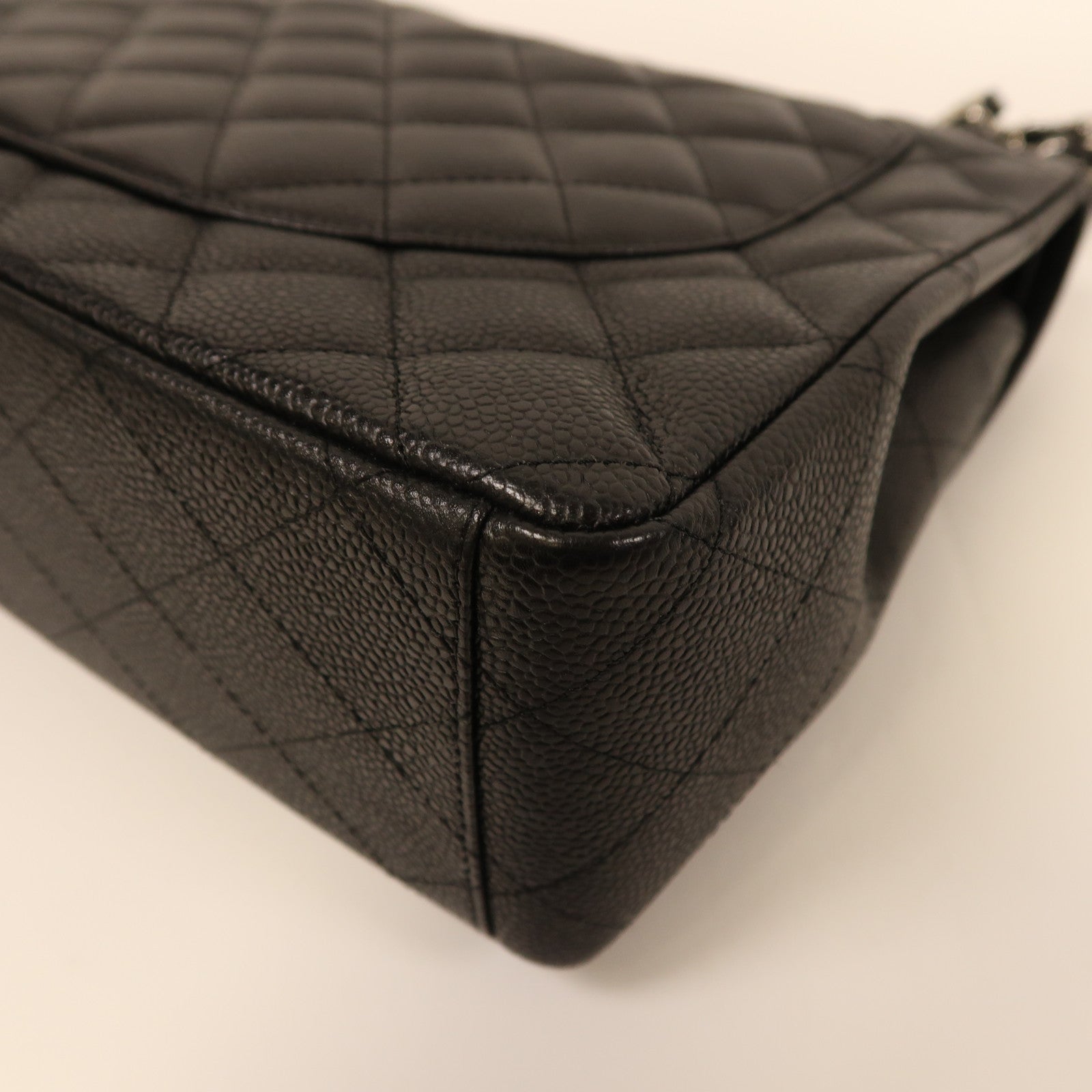 CHANEL 牛皮皮革Maxi Classic銀扣鏈帶肩背袋黑色