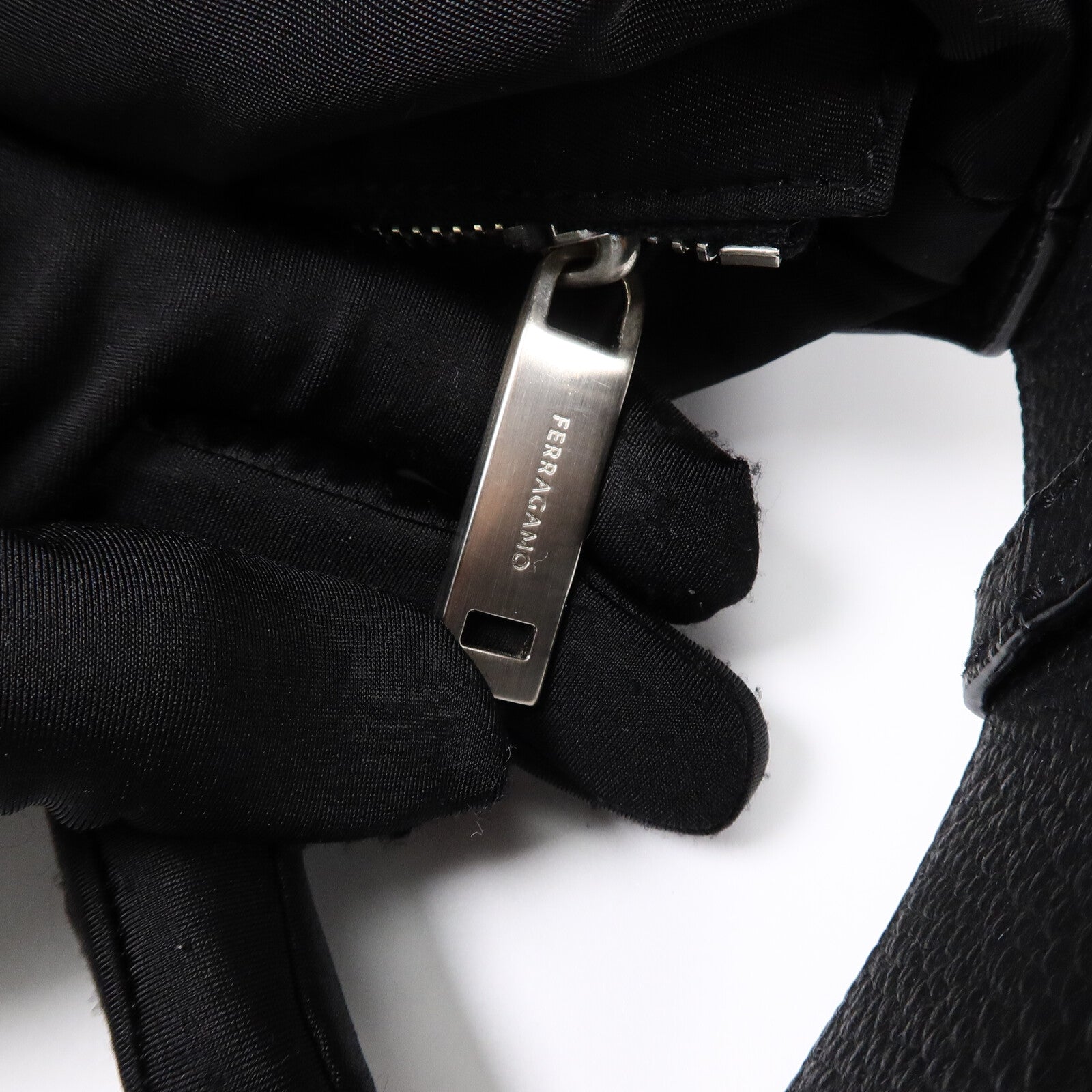 Salvatore Ferragamo 尼龍/牛皮皮革Cut Out Shoulder Bag肩背袋