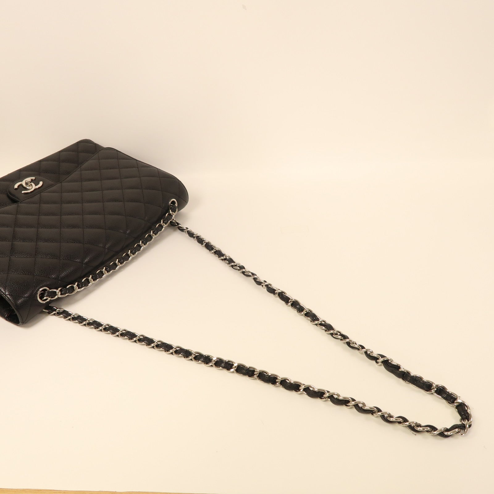 CHANEL 牛皮皮革Maxi Classic銀扣鏈帶肩背袋黑色