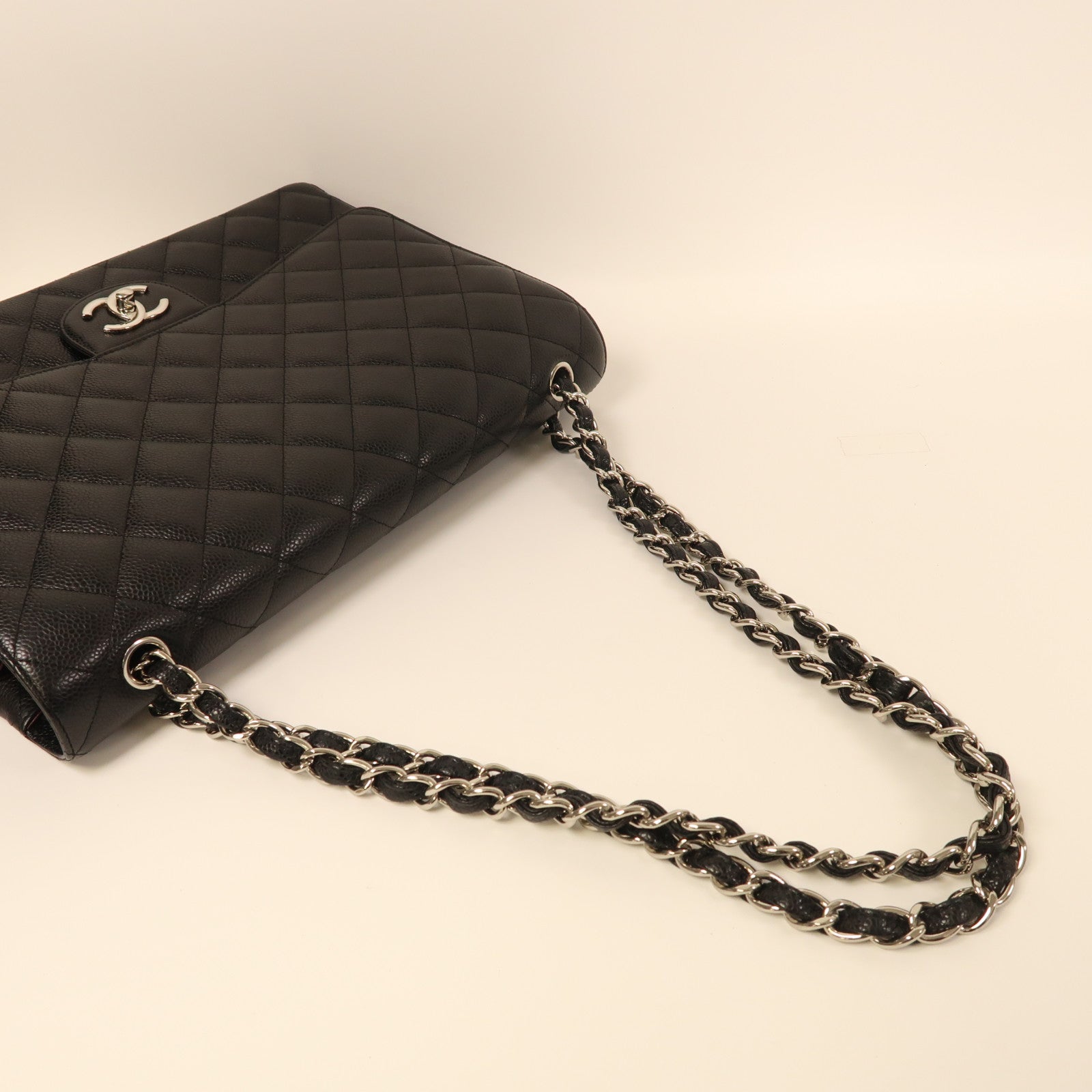 CHANEL 牛皮皮革Maxi Classic銀扣鏈帶肩背袋黑色